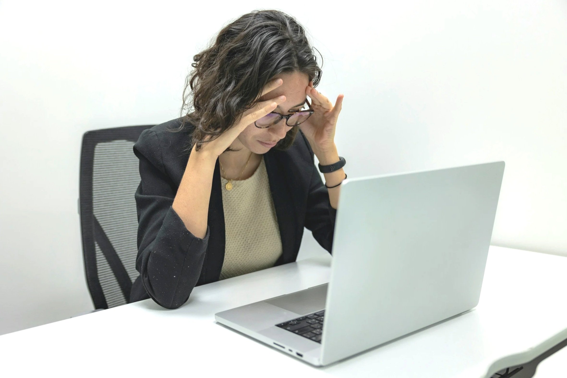 Chalk drawing of brain with healthy foods like salmon, blueberries, nuts, broccoli, Brussels sprouts on blackboard.