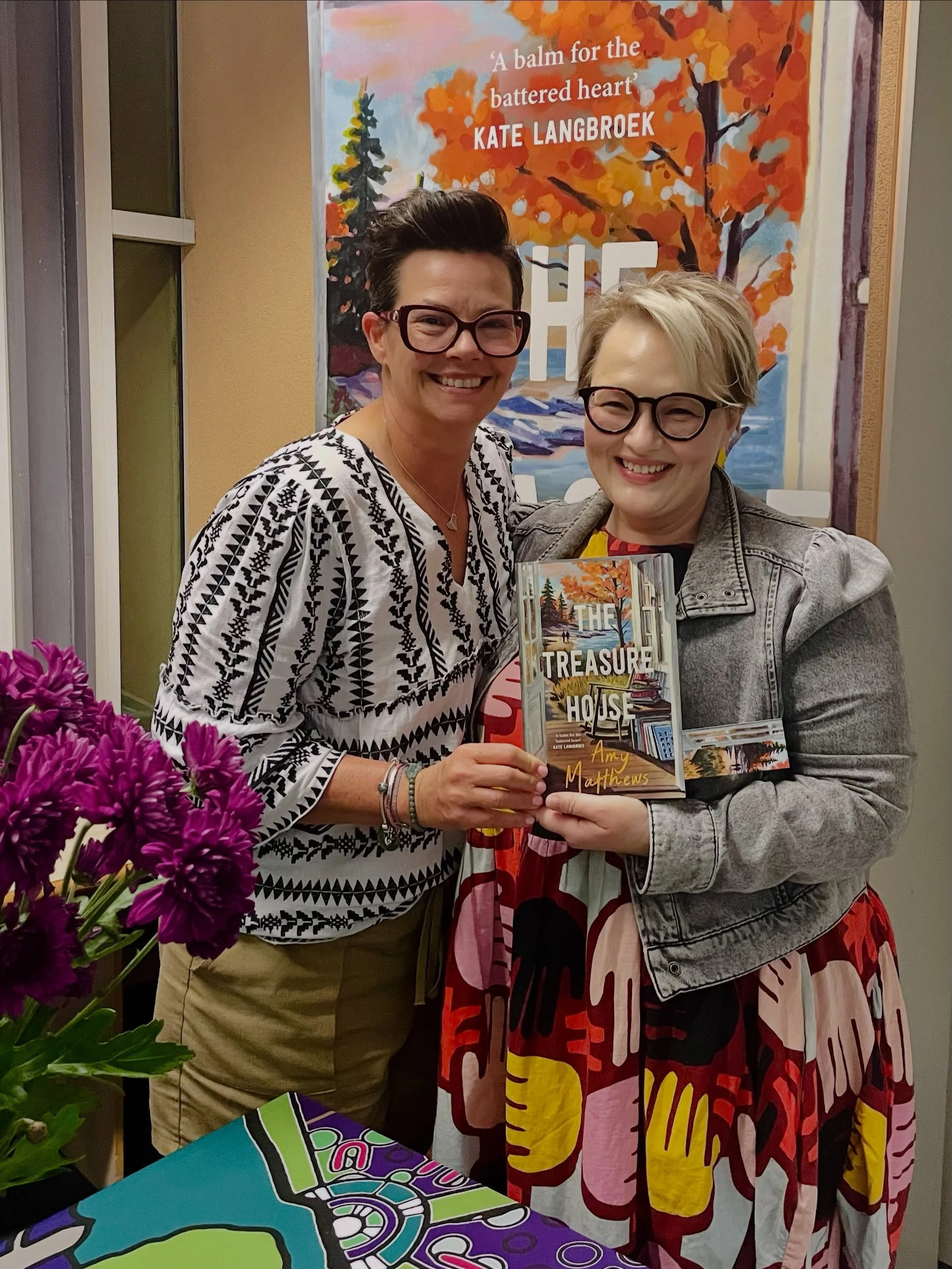 Biggest congrats to the amazing @amymatthewsauthor  on her new release &mdash; The Treasure House.

Cannot wait to start reading!

A lovely night celebrating @burnsidelibrary with @moreytrish and yummy gin by @fictiondistilling 🍹

#newreleasebooks #