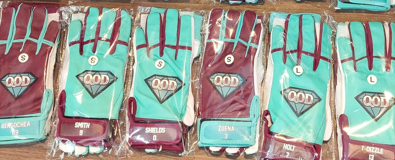 BATTING GLOVES