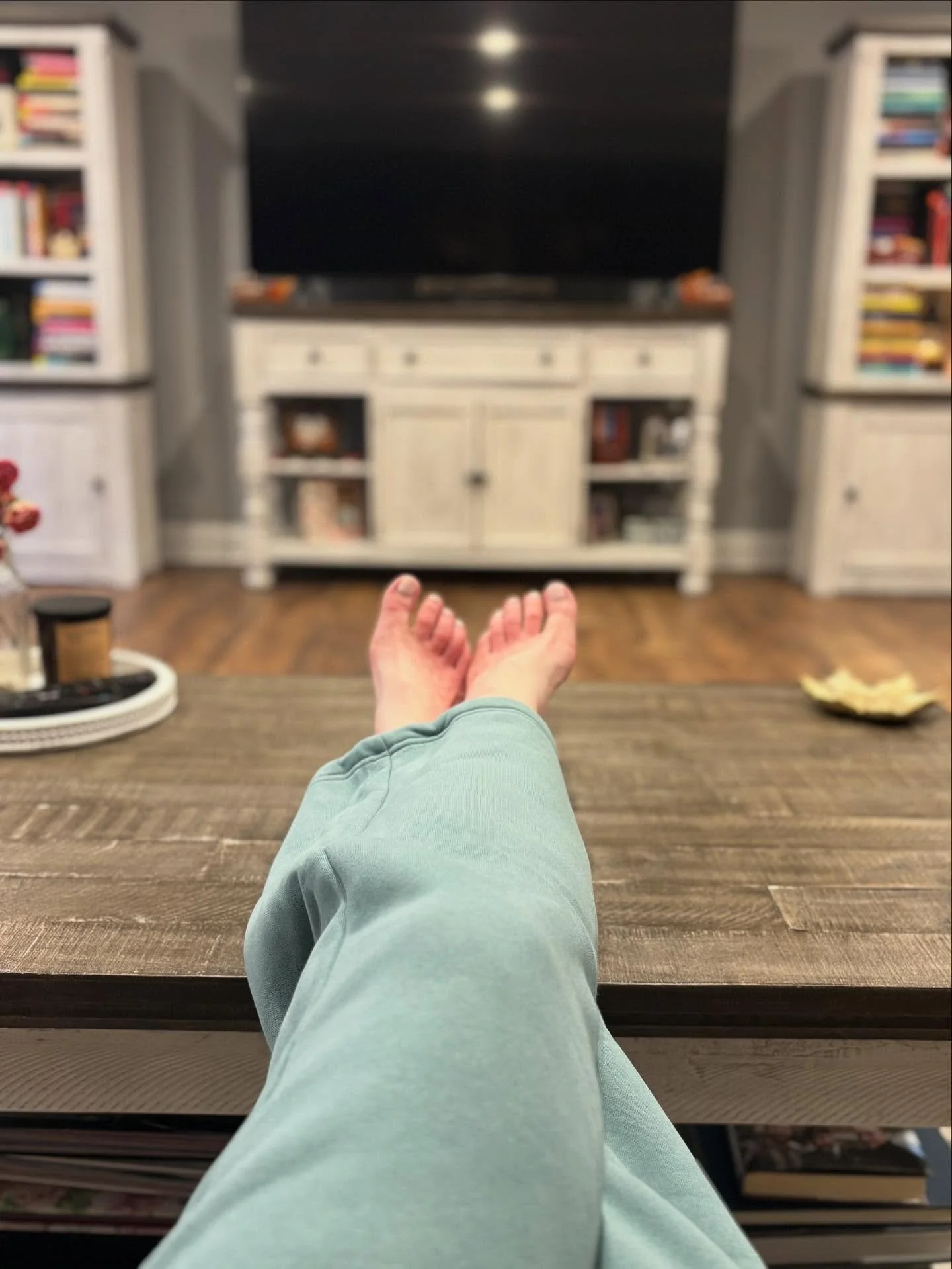 Some days, self-care doesn&rsquo;t look like a bubble bath or a yoga class. Sometimes it&rsquo;s just giving yourself permission to slow down. Today, that looked like staying home and living in my coziest @comfrt sweats and binge watching @netflix 

