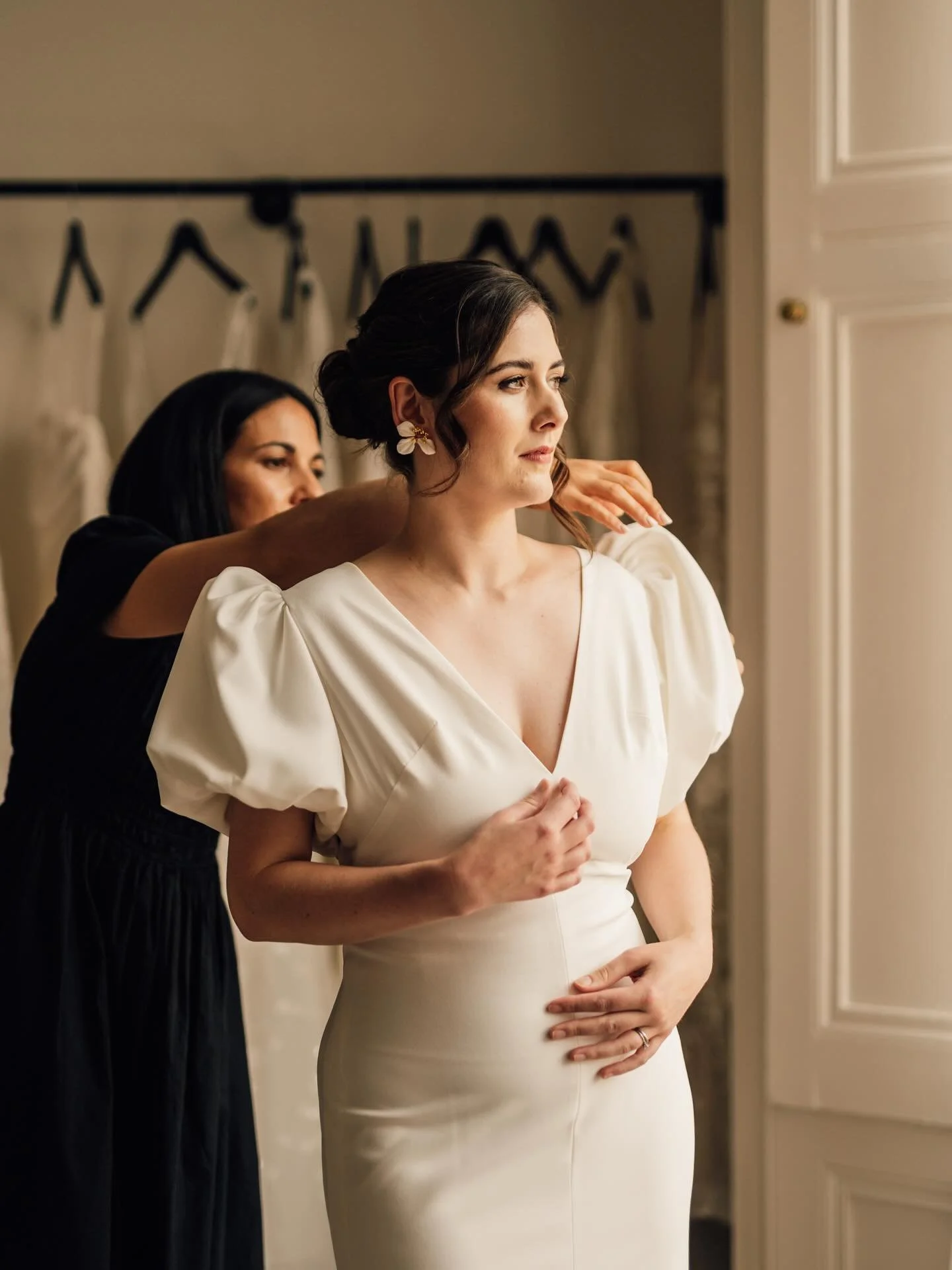 Portraits of LUNA 🕊️ 

A moment for those sleeves, please (as soon as I saw them, I knew LUNA would be joining the curated edit of @edwinaogorman wedding dresses that grace The Wedding Studio Berkshire&rsquo;s rails) 🤍

There&rsquo;s a contemporary