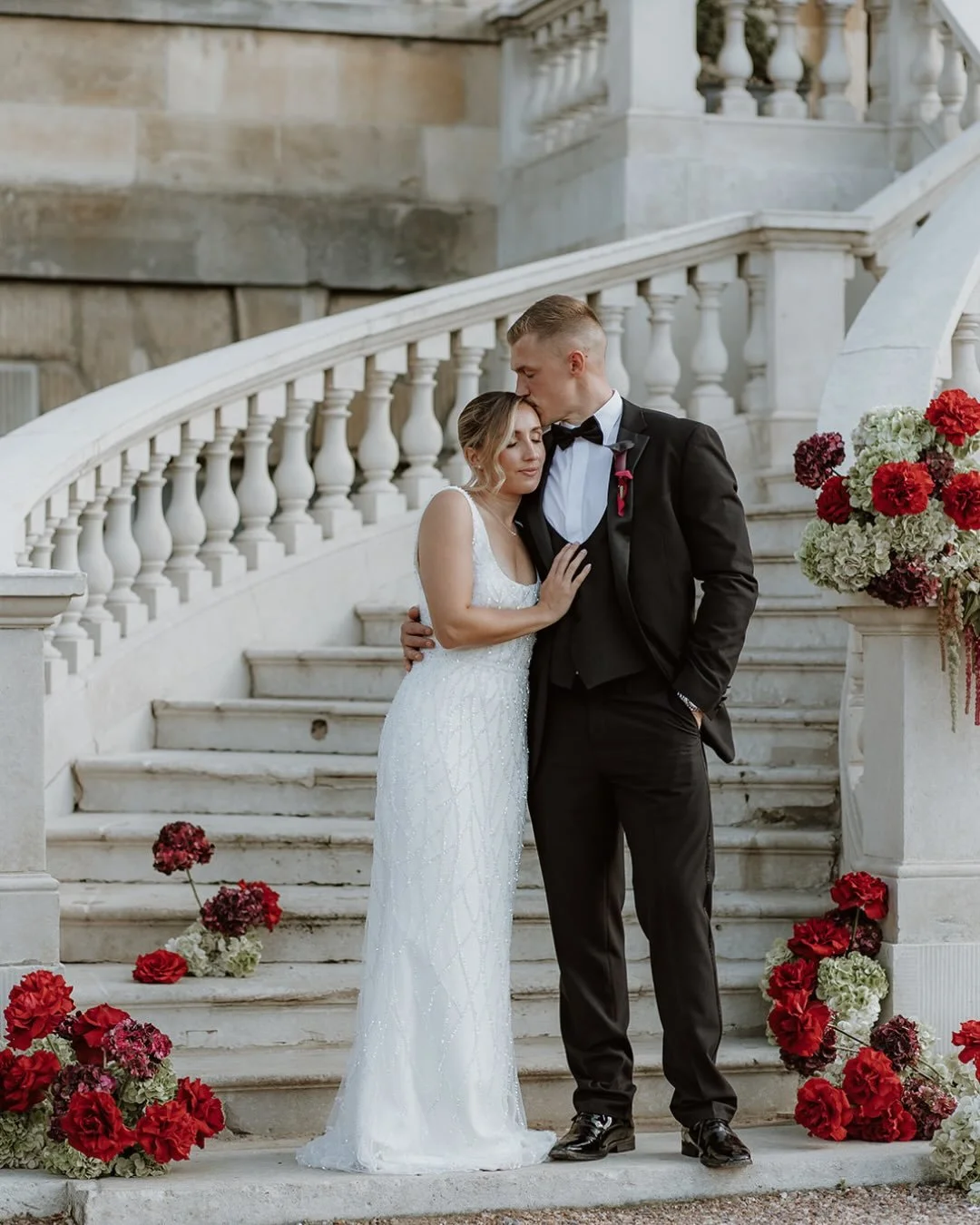 Sparkle or plain? 🫶🏼

Whatever your answer, bride-to-be, I have something that will effortlessly fit the brief 👏🏼

If your hearts been stolen by the pure elegance of GEORGIA by @elbethgillis (her clean lines and meticulously crafted bodice with i
