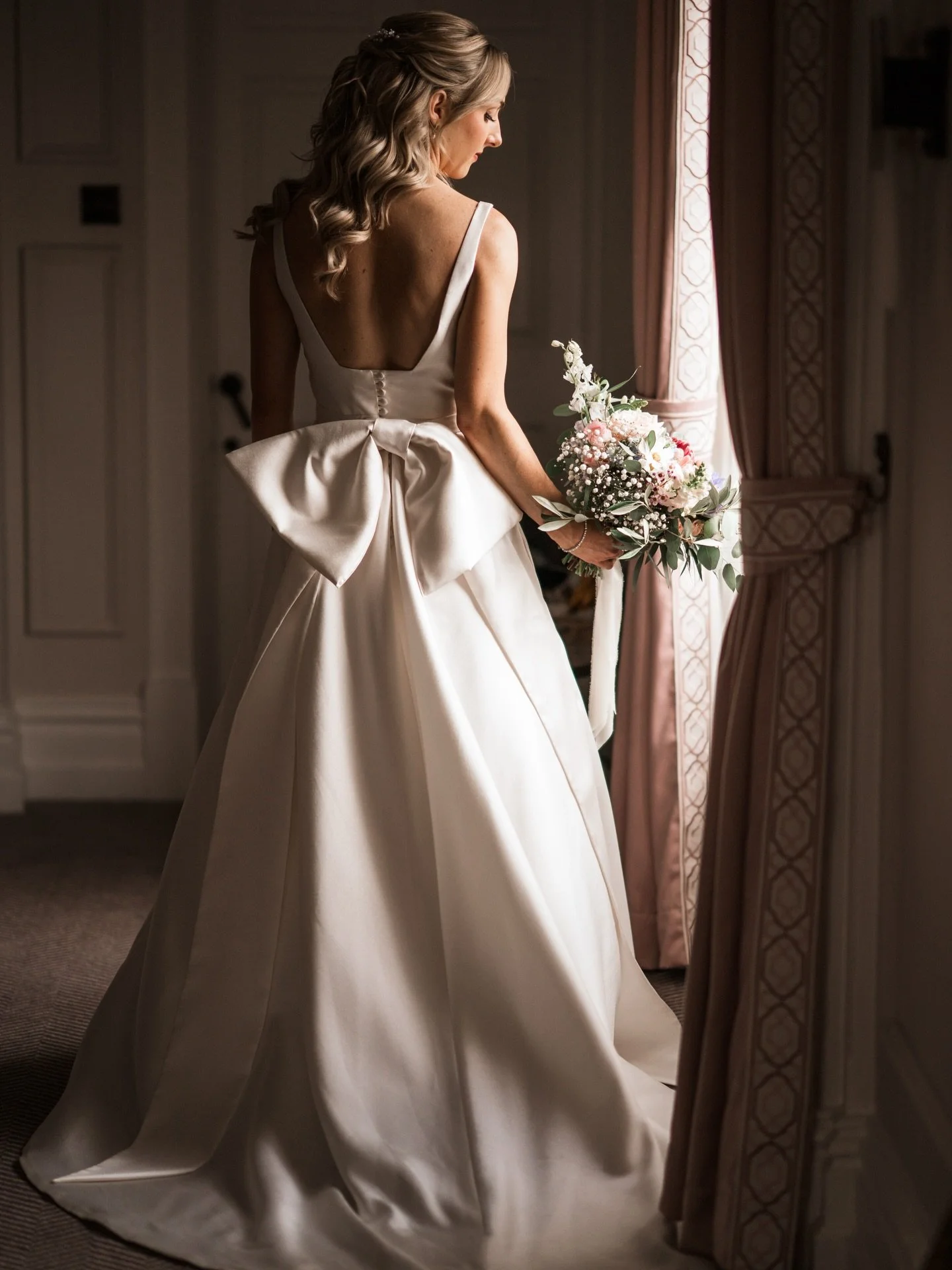 REAL TWSB BRIDE &mdash; SARAH-LEE 🤍

As Winter draws in, I&rsquo;m throwing it back to summer for Sarah-Lee and Gareth&rsquo;s beautiful day at The Elvetham. Sarah-Lee chose the Evelyn gown by the ever-talented Elbeth Gillis, crafted in that luxe, s