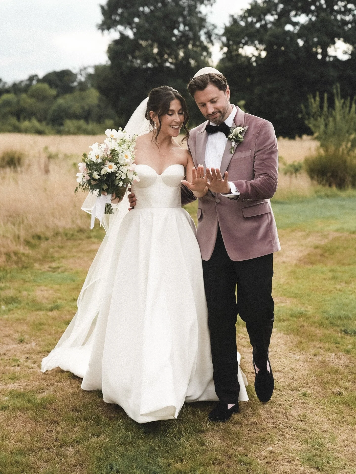 REAL TWSB BRIDE &mdash; EMMA 🤍

&ldquo;𝙄𝙩 𝙬𝙖𝙨 𝙖𝙗𝙨𝙤𝙡𝙪𝙩𝙚𝙡𝙮 𝙥𝙚𝙧𝙛𝙚𝙘𝙩.&rdquo;

I couldn&rsquo;t not share these utterly stunning images of Emma marrying her love, Alex, at the beautiful Cherry Barn in Rye. 

From the moment Emma ste