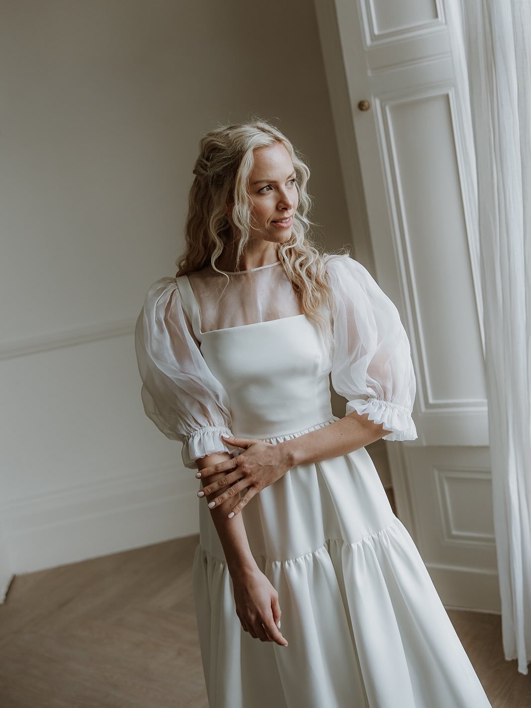 Tiers of joy 🤍

If ever there was a bridal look to run through a wild meadow in, it would be this innovative combination from @unbridledstudio_uk 👏🏼

Heart-stirringly romantic and definitely giving a little Wuthering Heights nod, this enchanting p