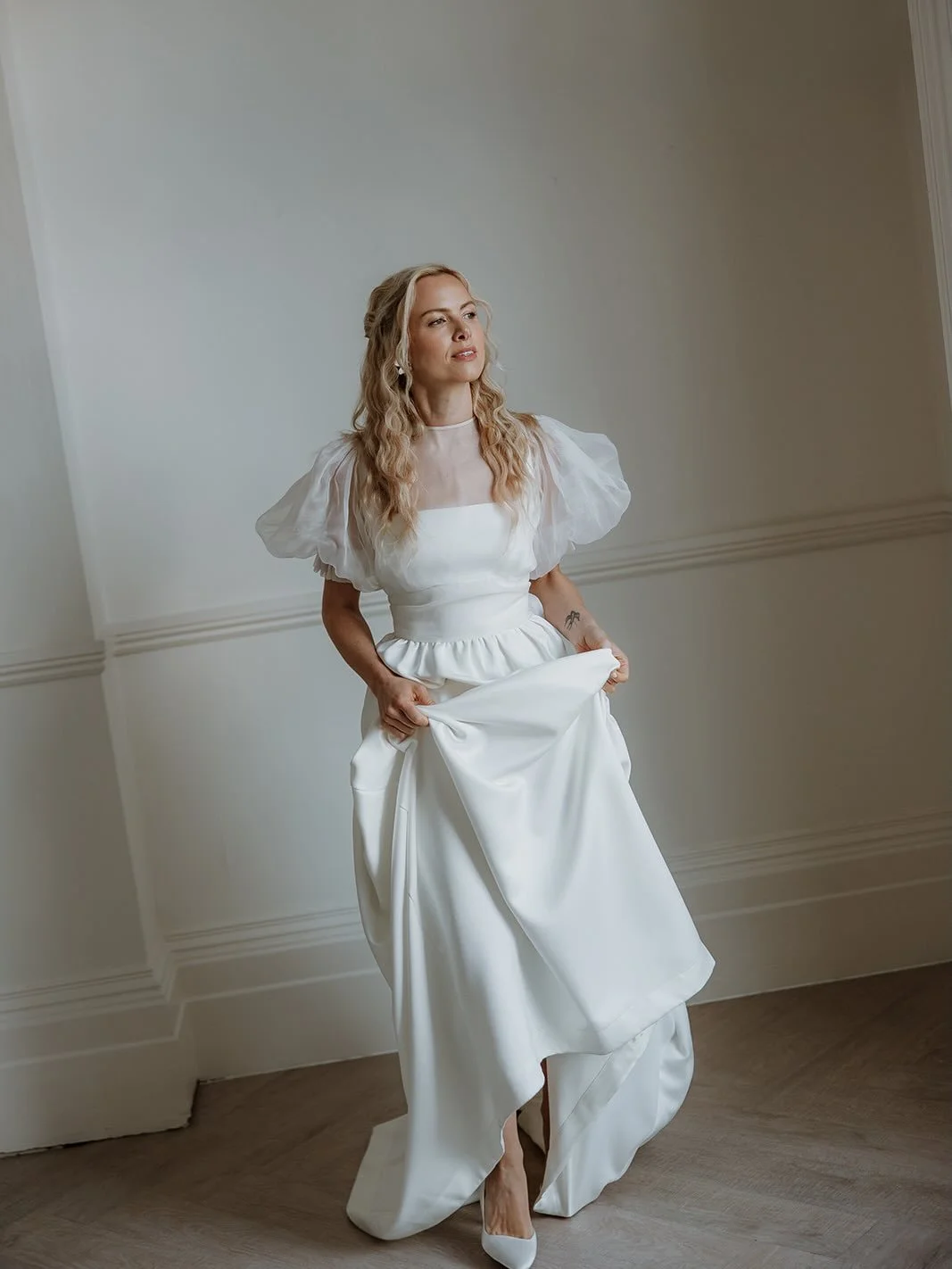 Elevated layers 🤍 

There&rsquo;s just something very enchanting about pairing @unbridledstudio_uk &lsquo;s CORA gown with the ethereal silk organza form of the British bridal label&rsquo;s EMMIE top 👏🏼

Filled with movement, this pairing breathes