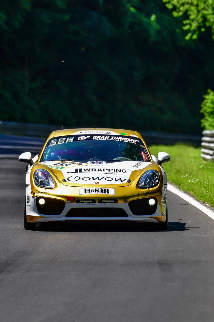 Porsche Rennwagen beim 24h-Rennen auf dem Nürburgring
