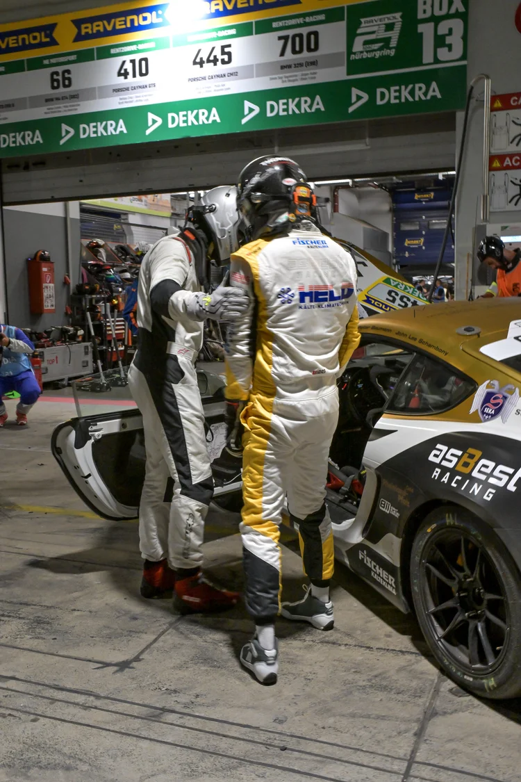 Team beim Boxenstopp während des 24h-Rennens