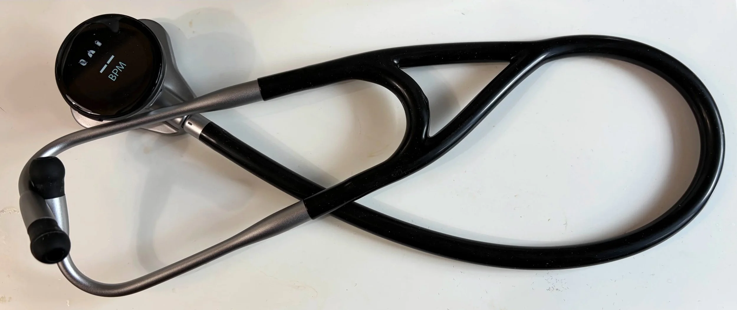 Goede behandelingen starten met goede diagnostiek. Deze AI-powered Stethoscoop helpt daarbij!