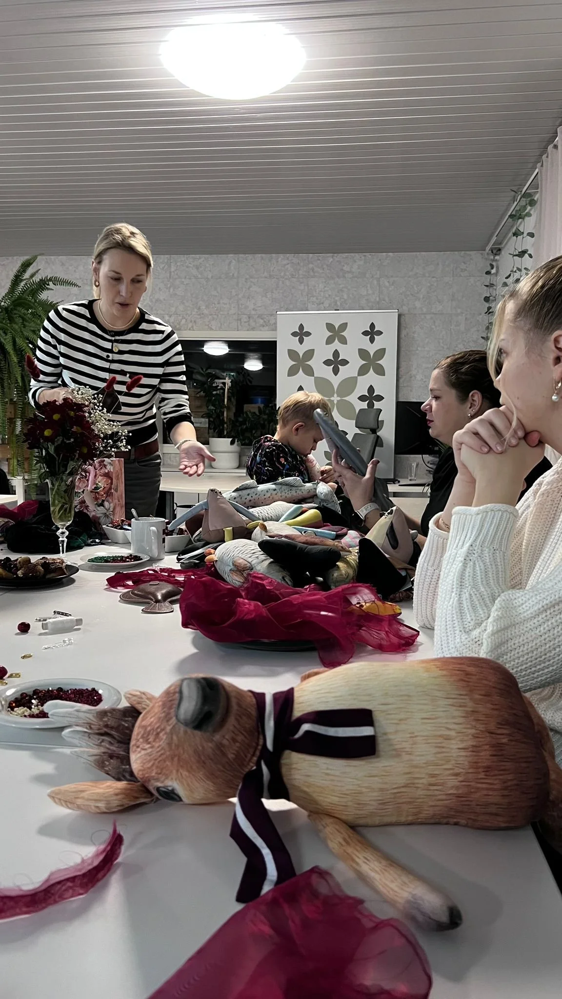 Piespraudes Latvijas karoga krāsās gail koprades telpās