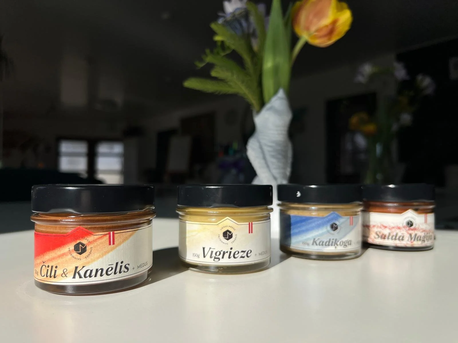 Sieviete-Sievietei. Paņemt zemi plaukstās.