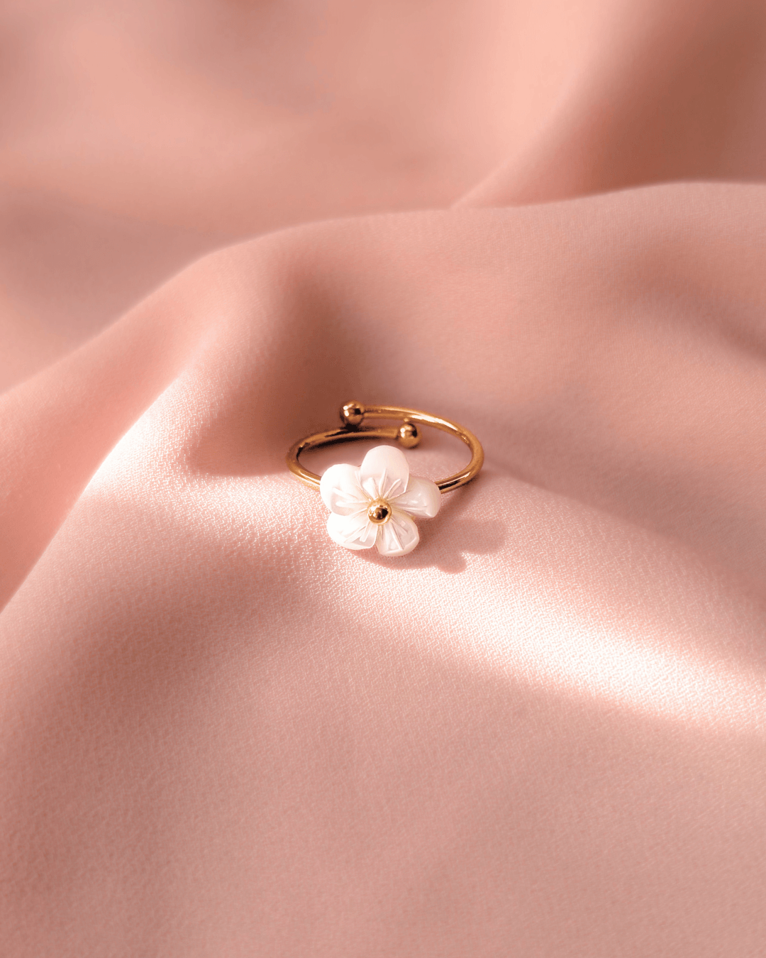 BAGUE-AMANDINE-FLEUR-NACRE6.png