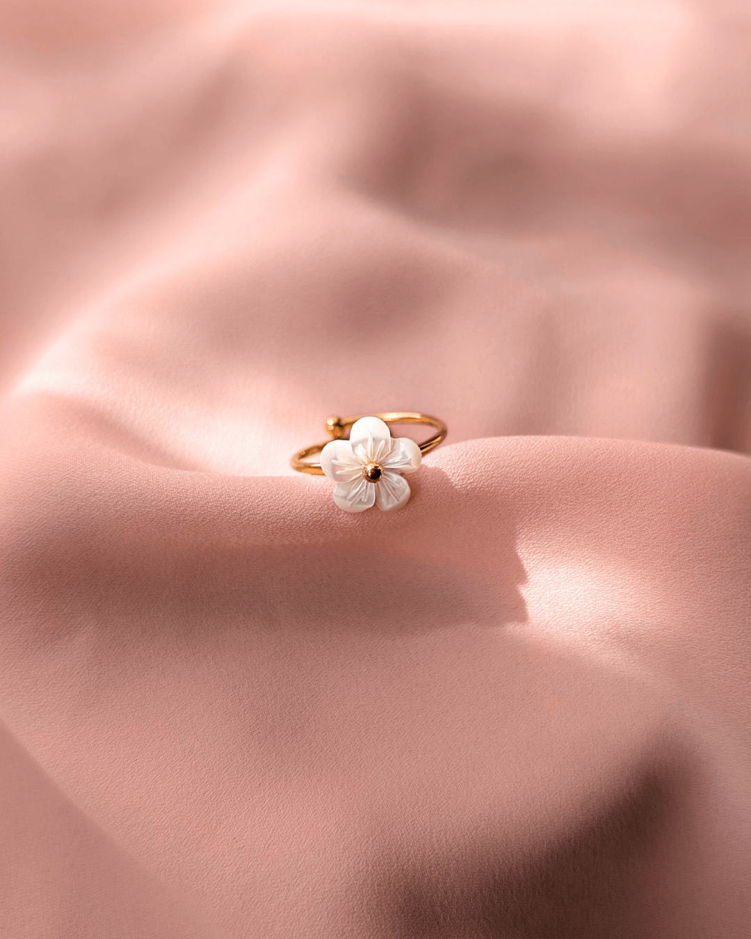 BAGUE-AMANDINE-FLEUR-NACRE3.png