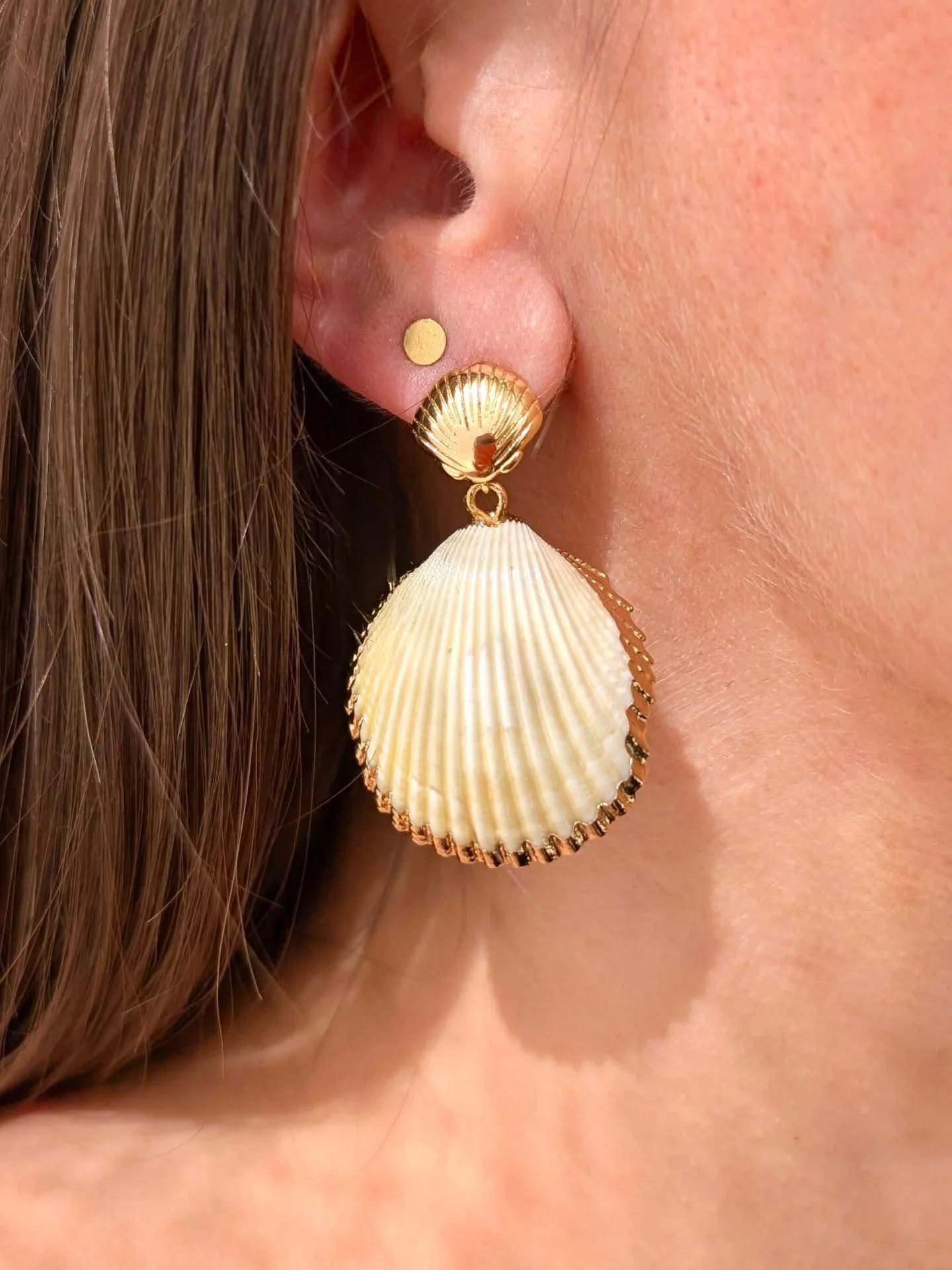 🌊 ISLA &mdash; l&rsquo;&eacute;l&eacute;gance venue de l&rsquo;oc&eacute;an ✨

Des coquillages d&eacute;licats, une touche dor&eacute;e&hellip;
Voici ISLA, le bijou qui va faire rayonner tes looks d&rsquo;&eacute;t&eacute;.

Un coquillage nacr&eacut