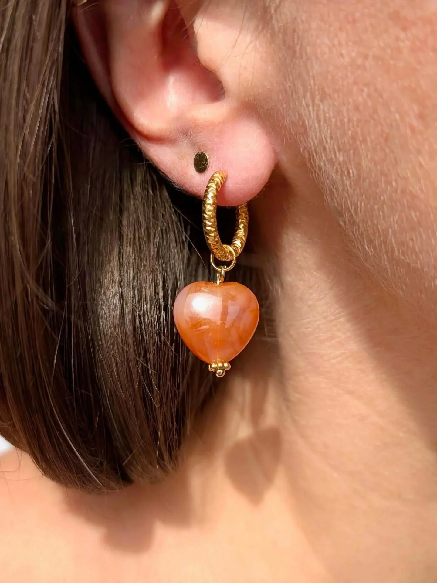 🤎 AMY 💚 les petites cr&eacute;oles pleines d&rsquo;amour ✨

Des cr&eacute;oles lumineuses et finement cisel&eacute;es, orn&eacute;es de charms interchangeables pour s&rsquo;accorder &agrave; toutes tes envies en un clin d&rsquo;&oelig;il.

L&eacute