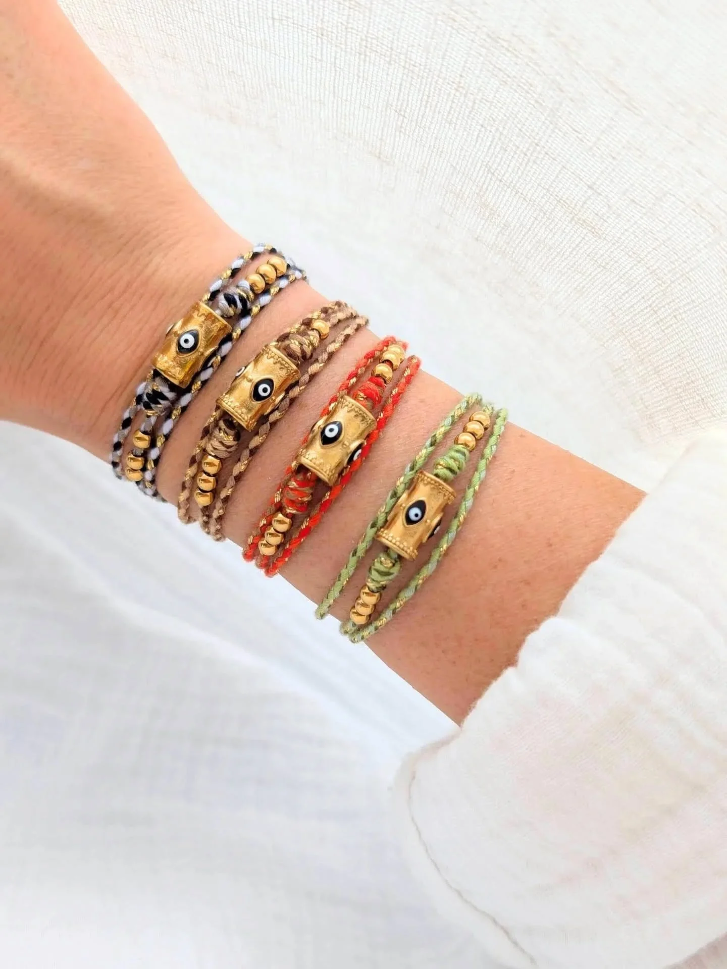 🍂 Nouvelles teintes pour INDI ✨

D&eacute;couvrez les couleurs automnales du bijou 2-en-1 INDI : un collier qui se transforme en bracelet trois tours.

🌈 Avec son joli cordon tress&eacute; aux couleurs vibrantes, il s'accorde &agrave; toutes vos en