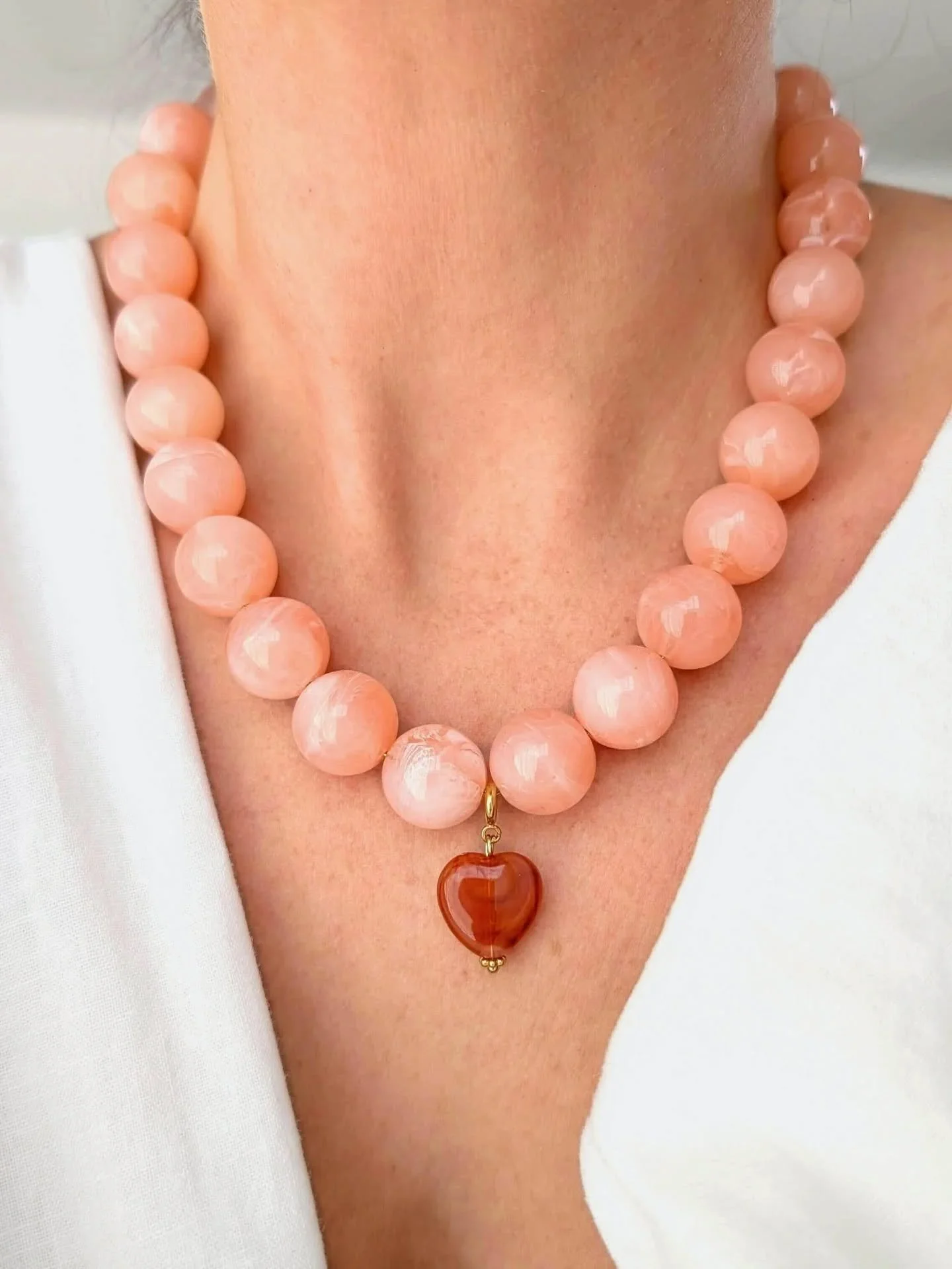 🩷 BELLA, c&rsquo;est la douceur &agrave; l&rsquo;&eacute;tat pur.

🌸 Des perles marbr&eacute;es, des couleurs lumineuses, et ce petit c&oelig;ur qu&rsquo;on choisit de porter &mdash; ou non &mdash; selon l&rsquo;humeur.

✨ Le bijou parfait pour sub