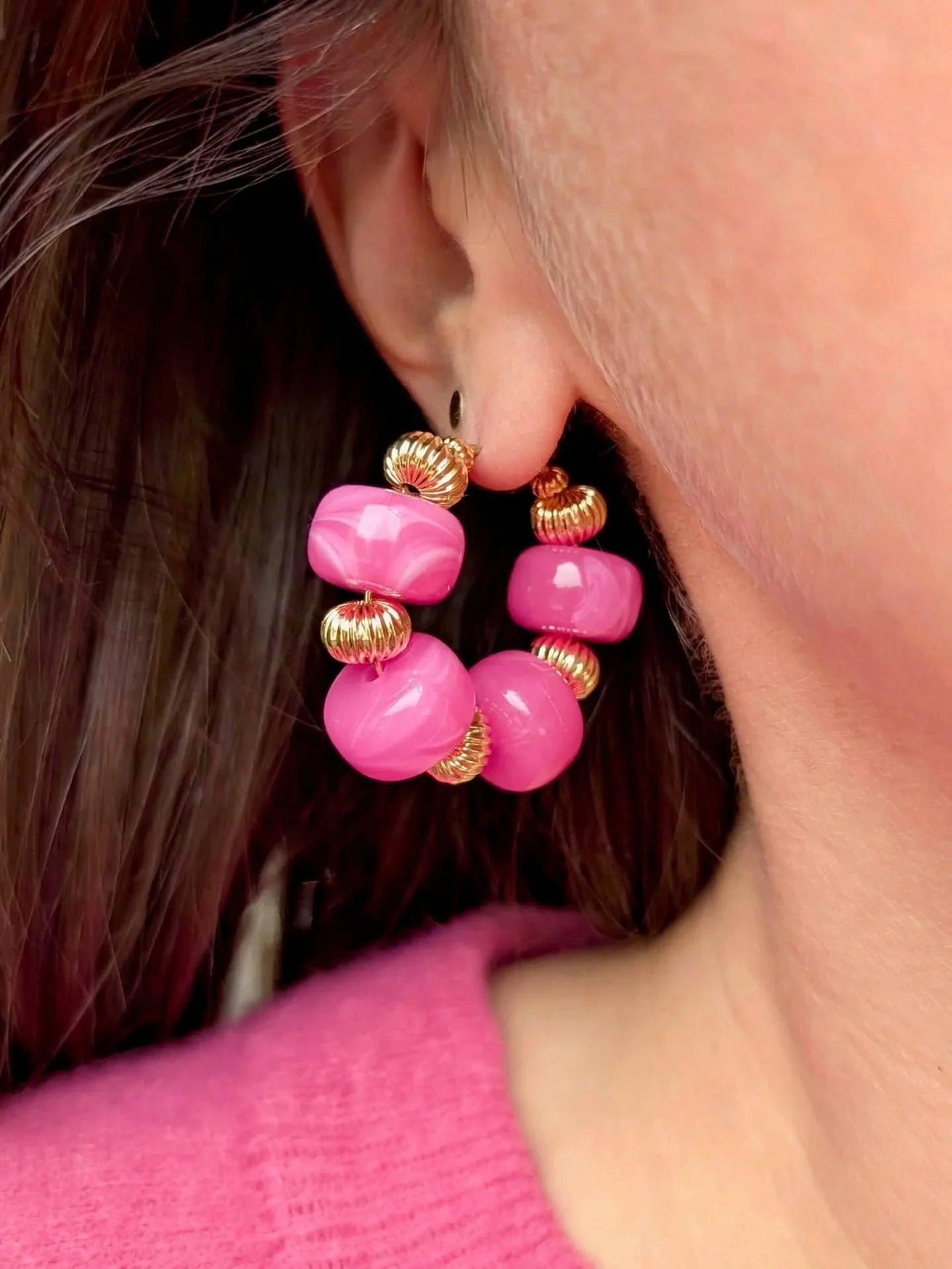 💖 Un bon coup de pep&rsquo;s avec les cr&eacute;oles GIGI 🌈

Des cr&eacute;oles &eacute;l&eacute;gantes et lumineuses, qui attirent tous les regards gr&acirc;ce &agrave; leurs perles textur&eacute;es dor&eacute;es et &agrave; une palette de 21 coul