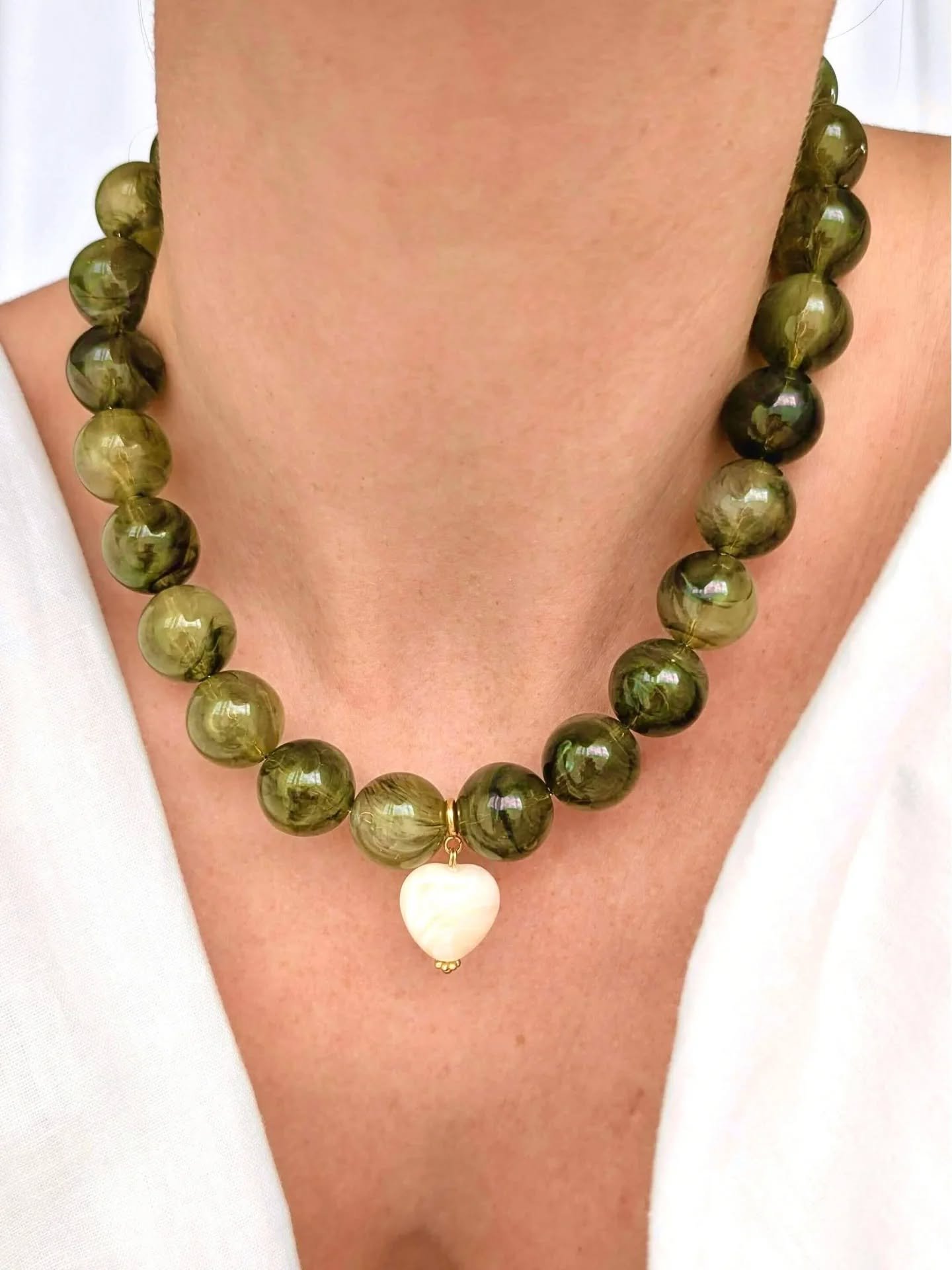 💖 BELLA, en version collier &mdash; un bijou, mille possibilit&eacute;s.

Un arc-en-ciel de couleurs, des pendentifs interchangeables, et une infinit&eacute; de combinaisons pour cr&eacute;er un bijou qui &eacute;volue avec vous.

✨ Un collier audac