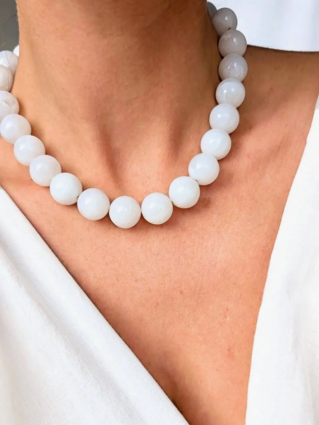 🤍 BELLA blanc &mdash; la douceur &agrave; l&rsquo;&eacute;tat pur.

Une teinte lumineuse, des lignes d&eacute;licates, et cette &eacute;l&eacute;gance naturelle qui sublime le quotidien sans effort ✨

Un bijou intemporel, facile &agrave; porter, &ag