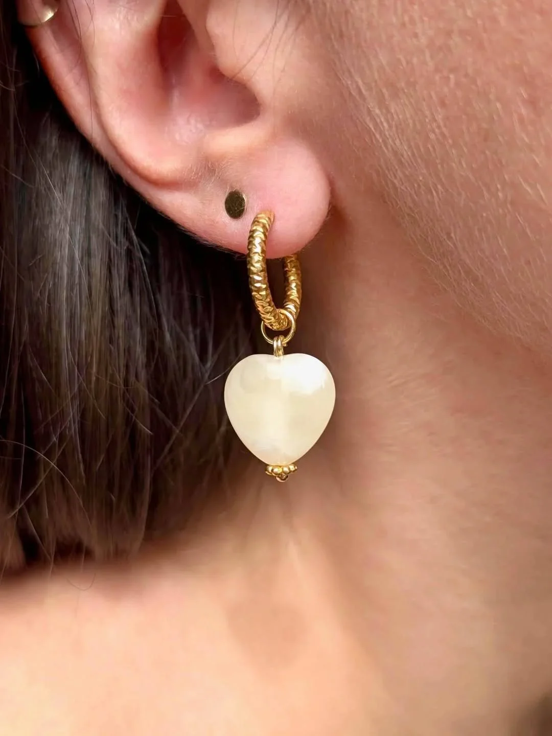 🤍 Lovely AMY &mdash; les cr&eacute;oles qui font chavirer les c&oelig;urs ✨

Un bijou d&eacute;licat, pens&eacute; comme une petite d&eacute;claration d&rsquo;amour. 💖

Gr&acirc;ce &agrave; leurs charms interchangeables, les boucles AMY s&rsquo;ada