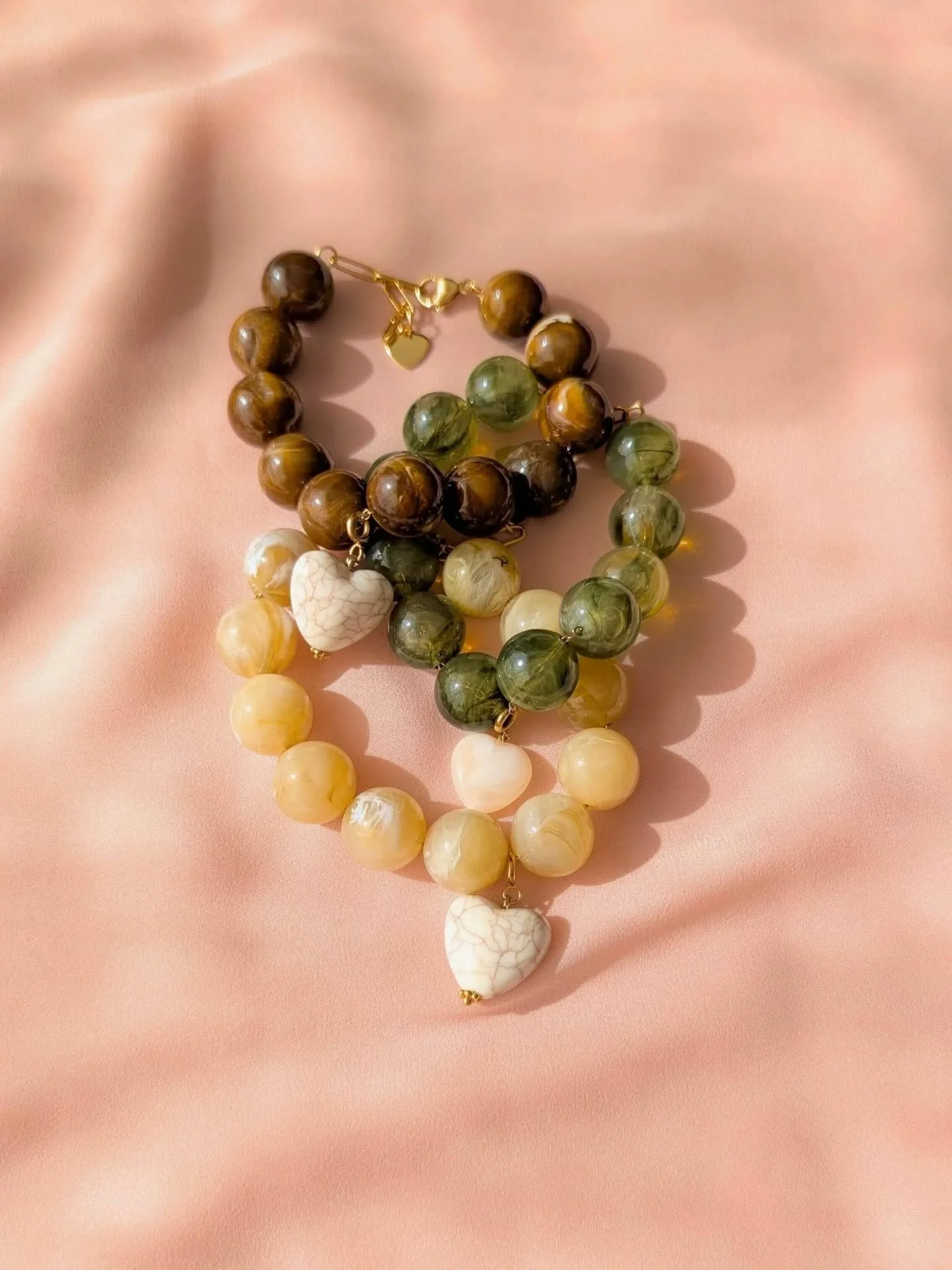 🤎 Bracelet BELLA &mdash; le d&eacute;tail qui change tout ✨

Des couleurs vibrantes, des formes toutes en douceur&hellip;
et ces pendentifs amovibles qui font toute la diff&eacute;rence.

Un jour minimal, le lendemain plus audacieux :
ses charms int