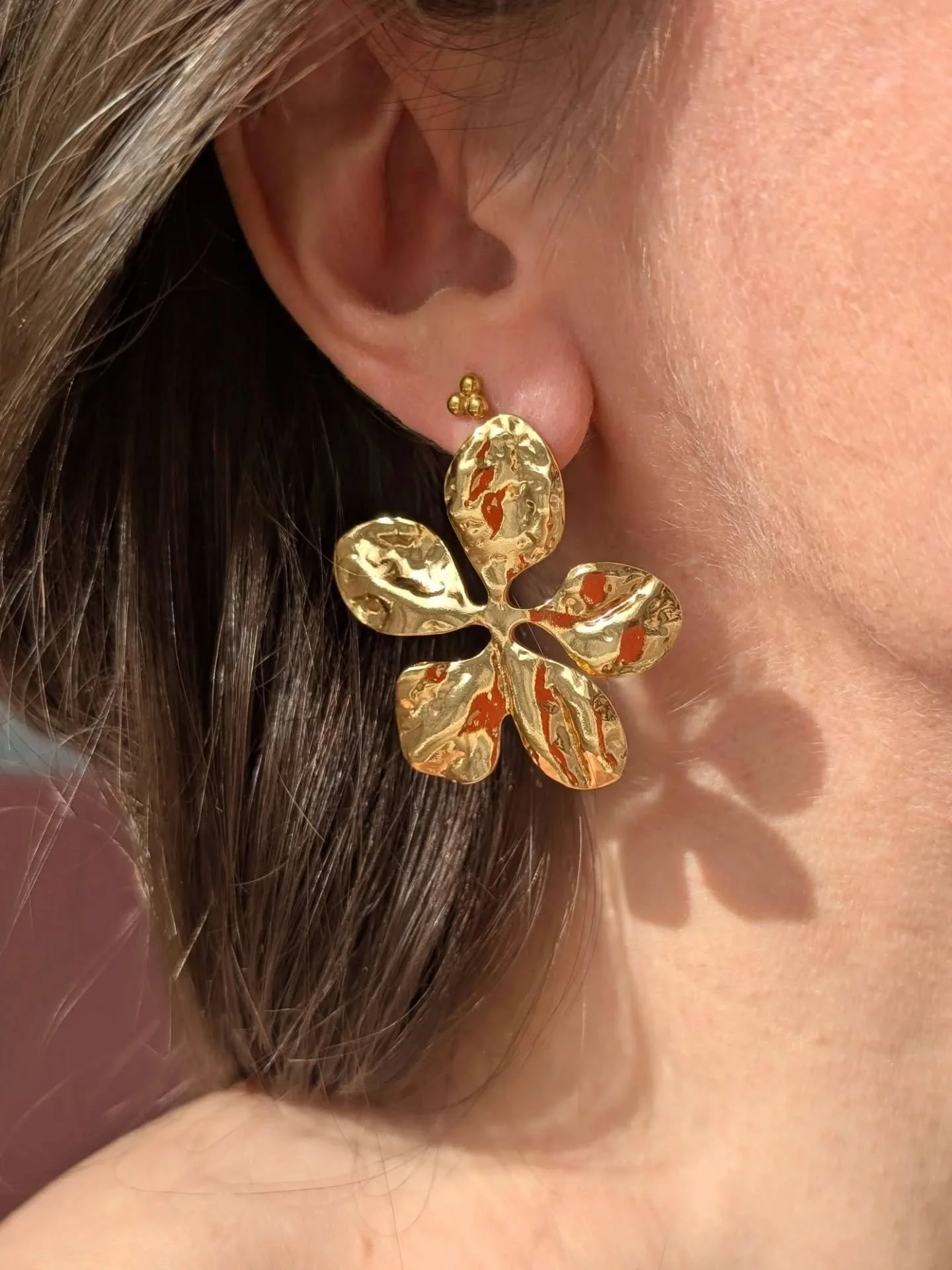 🌸 IRIS &mdash; les fleurs qui attirent les regards ✨

Des boucles lumineuses, au caract&egrave;re affirm&eacute;,
pour sublimer vos tenues avec &eacute;l&eacute;gance 💫

Le genre de pi&egrave;ce qu&rsquo;on porte&hellip; et qui fait toute la diff&e