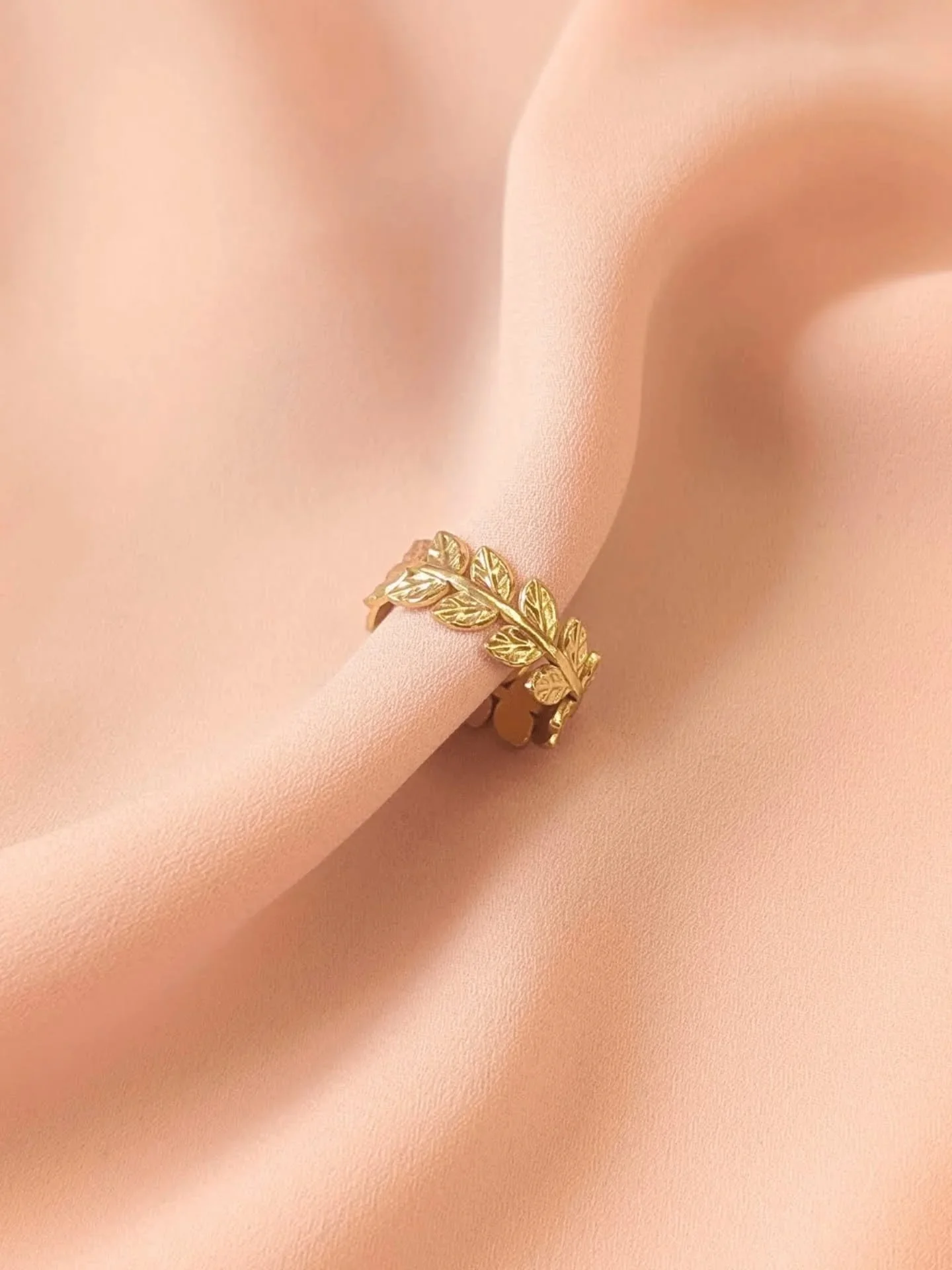 🌿 LIVIA &mdash; l&rsquo;&eacute;l&eacute;gance inspir&eacute;e de la nature ✨

Des lignes d&eacute;licates, une inspiration v&eacute;g&eacute;tale subtile&hellip;
la bague LIVIA apporte une touche raffin&eacute;e et affirm&eacute;e &agrave; votre st