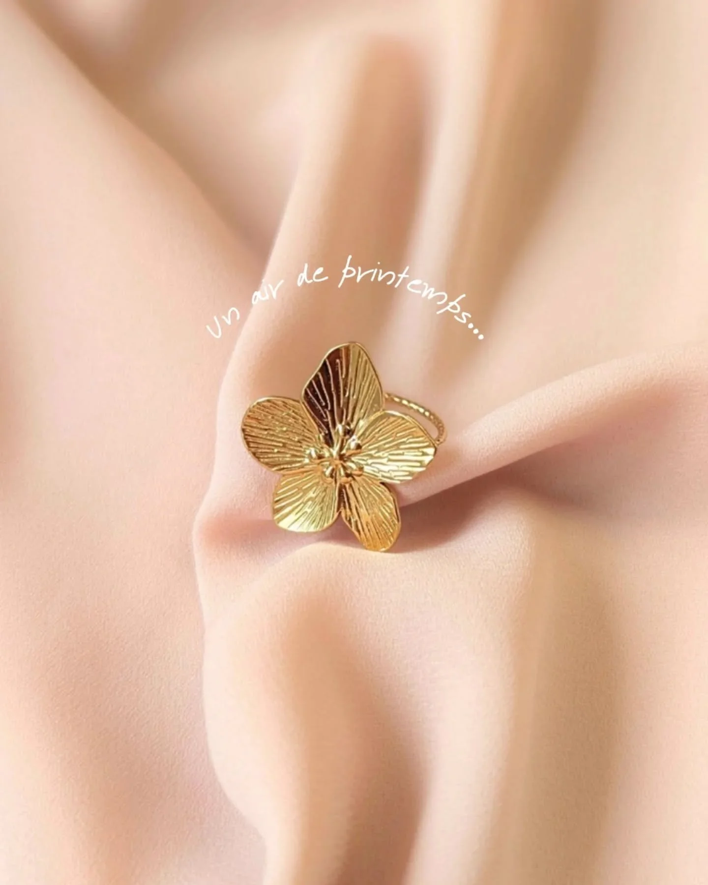🌸 SAKURA &mdash; l&rsquo;&eacute;clat d&rsquo;un printemps suspendu ✨

Une silhouette d&eacute;licate, des reflets doux qui captent la lumi&egrave;re&hellip;

La bague SAKURA &eacute;voque la gr&acirc;ce &eacute;ph&eacute;m&egrave;re des fleurs de c