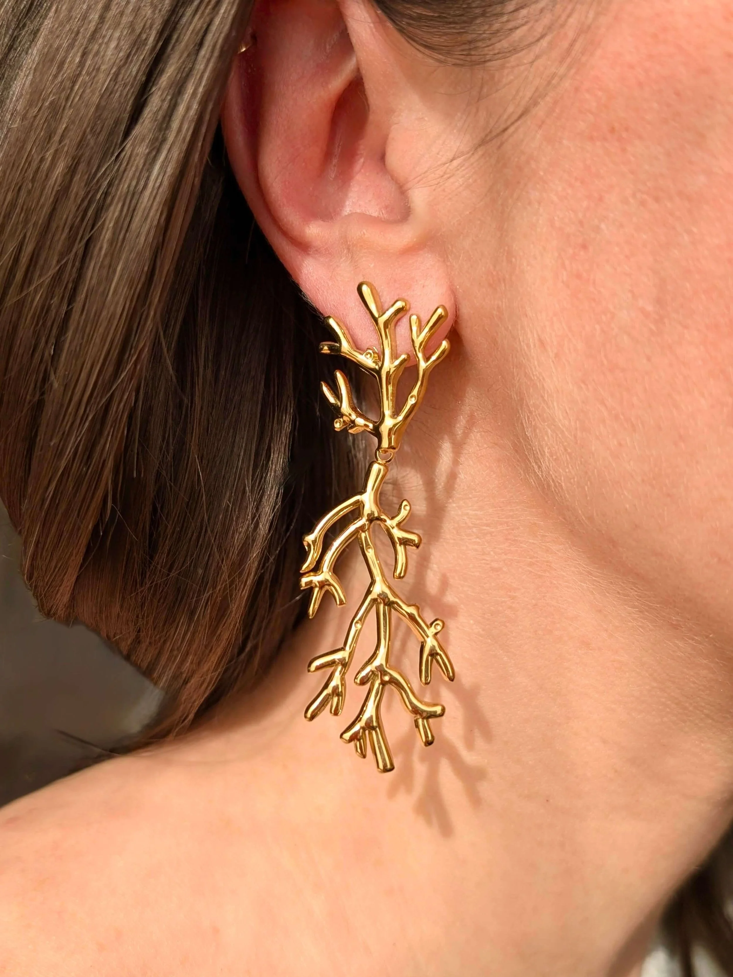 boucles-doreilles-coral-corail-acier-inoxydable-dore-portees1.jpg