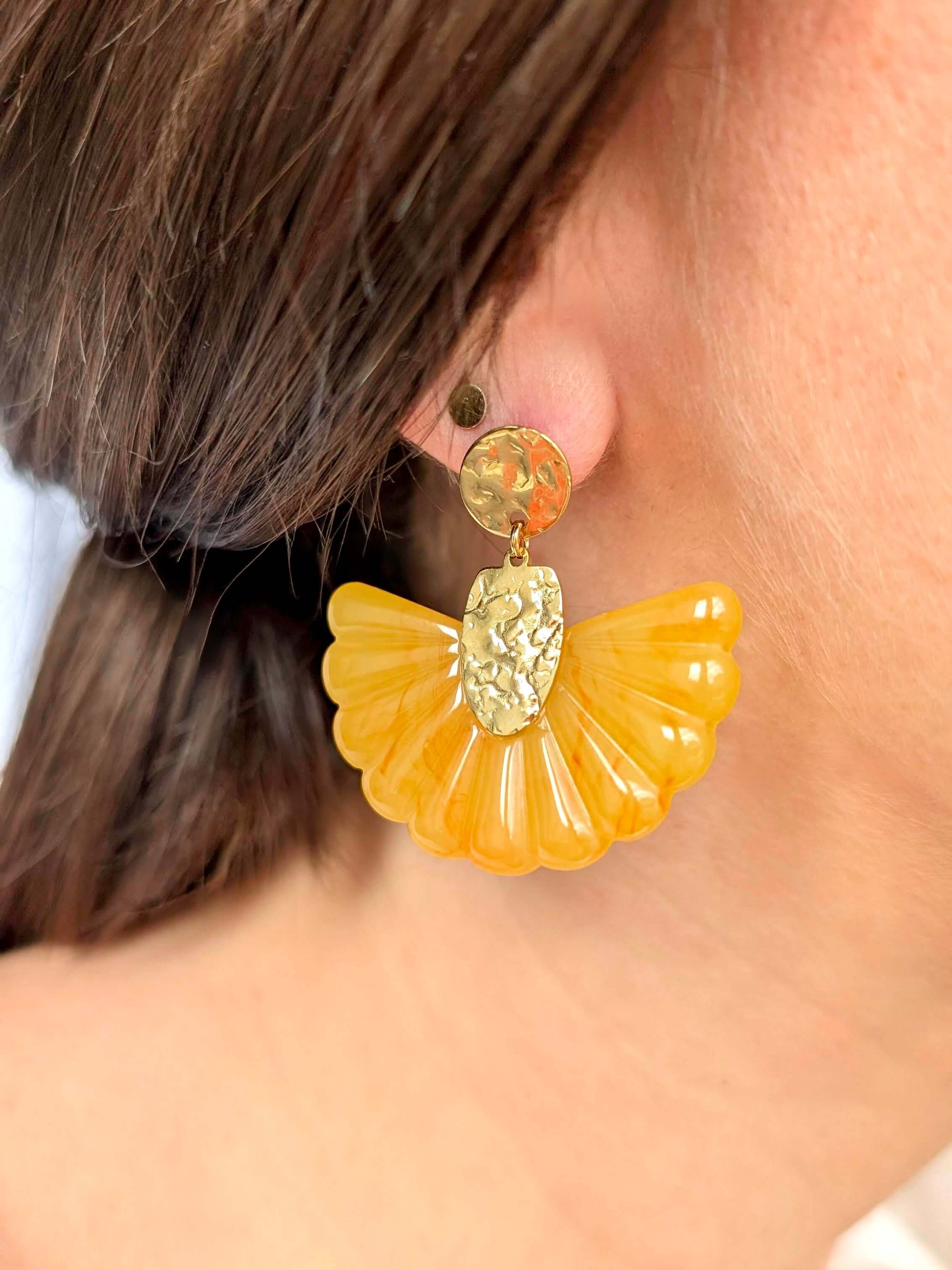 Boucles d’oreilles DAISY en résine jaune-orangé, inspirées des fleurs printanières. Bijoux légers et élégants avec attaches en acier inoxydable, parfaits pour illuminer vos tenues en toute saison.