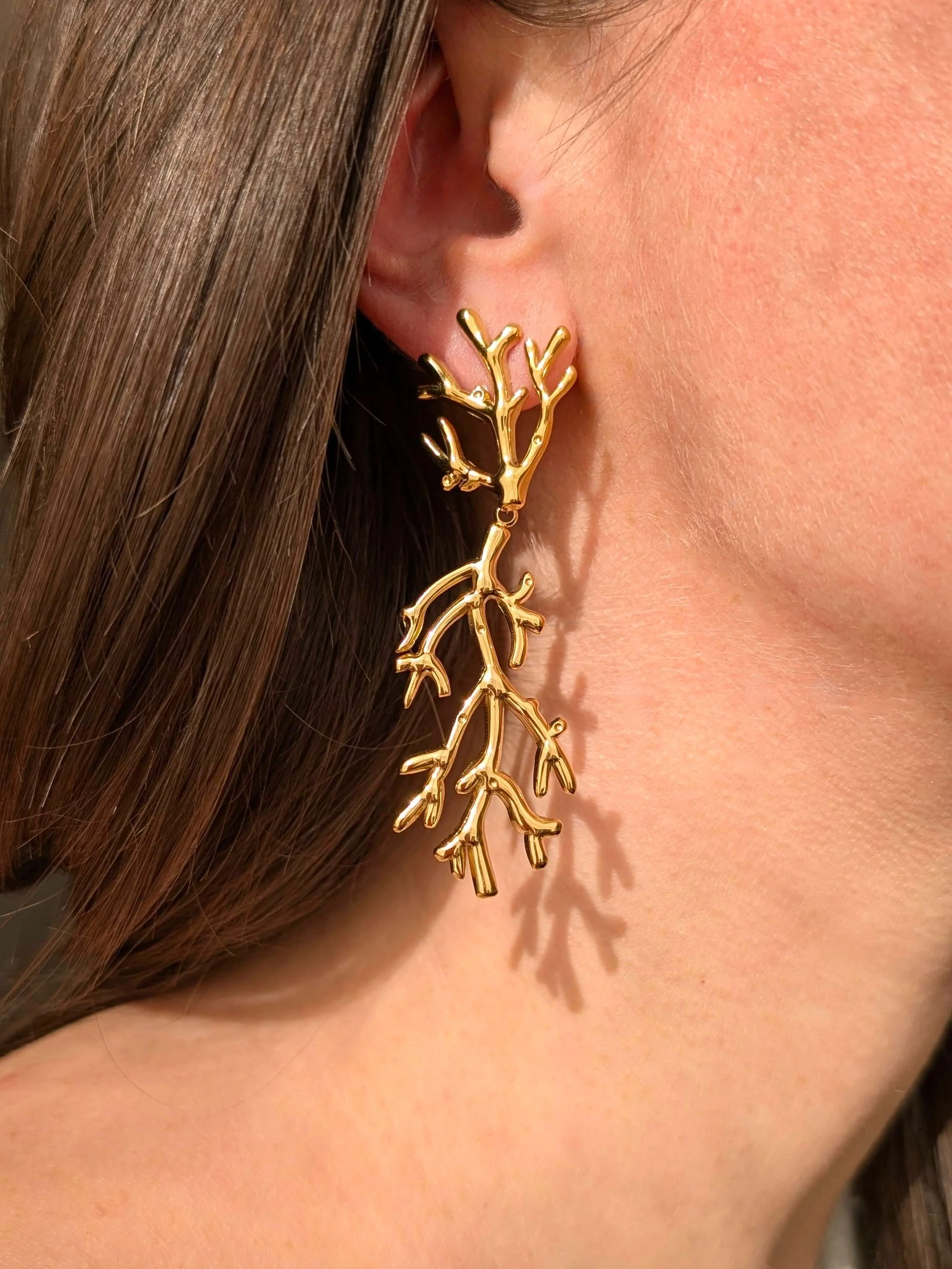 boucles-doreilles-coral-corail-acier-inoxydable-dore-portees3.jpg