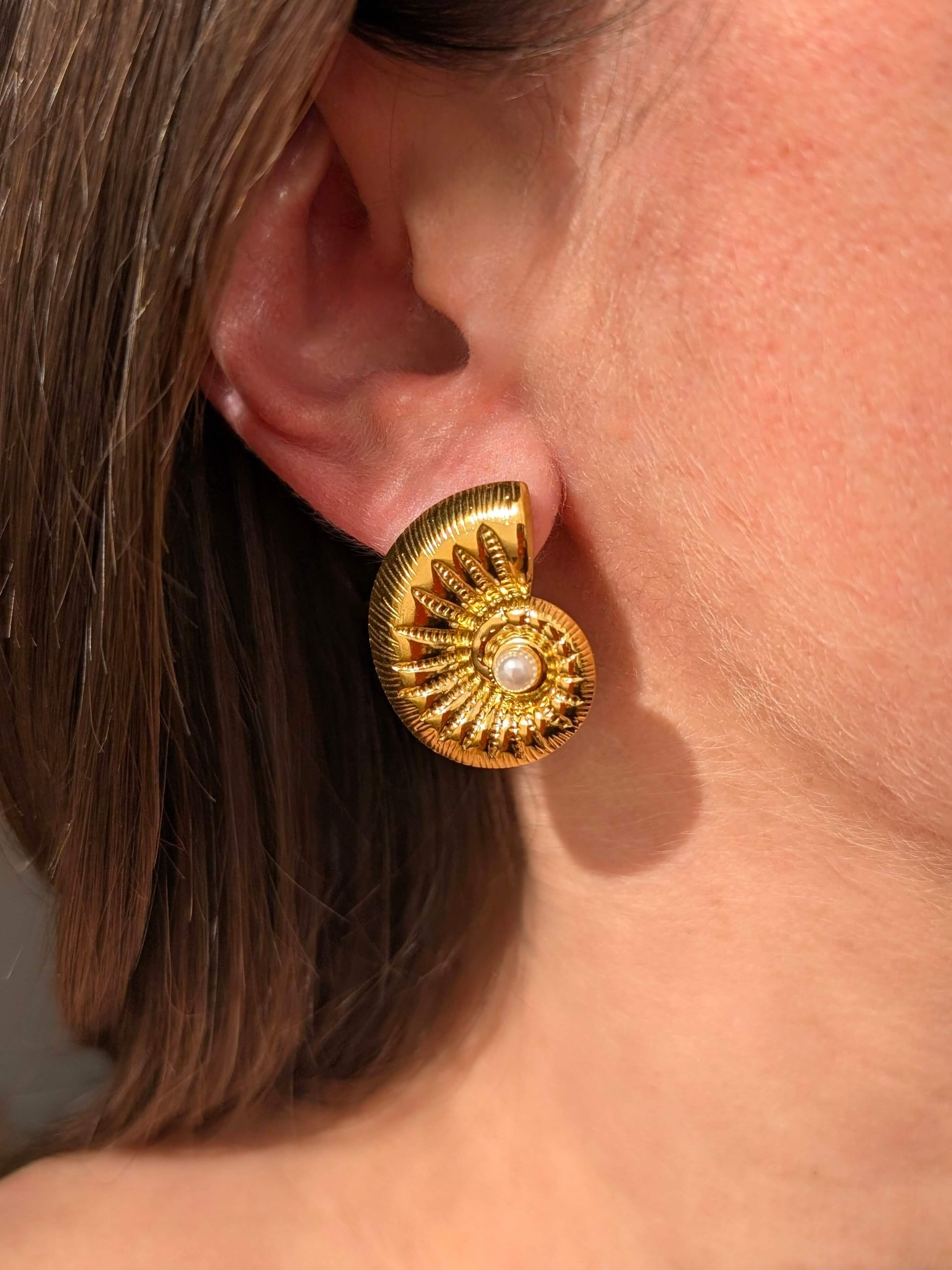 boucles-doreilles-concha-coquillage-acier-inoxydable-dore-portees1.jpg