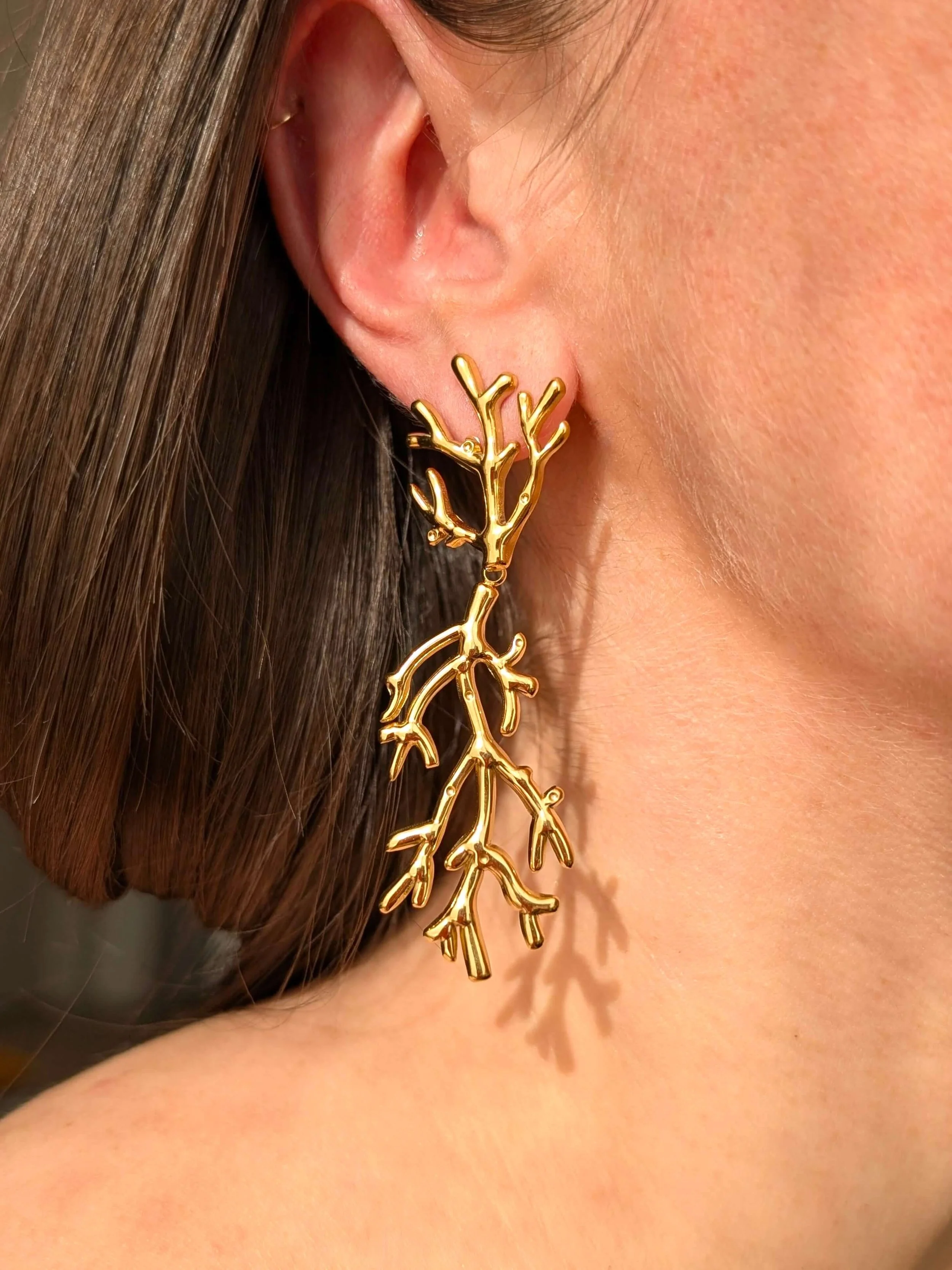 boucles-doreilles-coral-corail-acier-inoxydable-dore-portees2.jpg