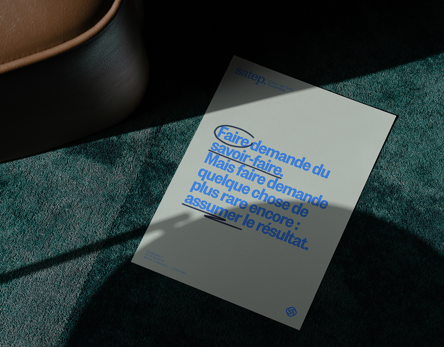 Une affiche avec un texte en français qui parle de faire des demandes de savoir-faire et d'oser demander quelque chose de plus rare pour assurer le résultat, placée sur un tapis d'une couleur sombre, avec une lumière qui crée une ombre sur l'affiche.