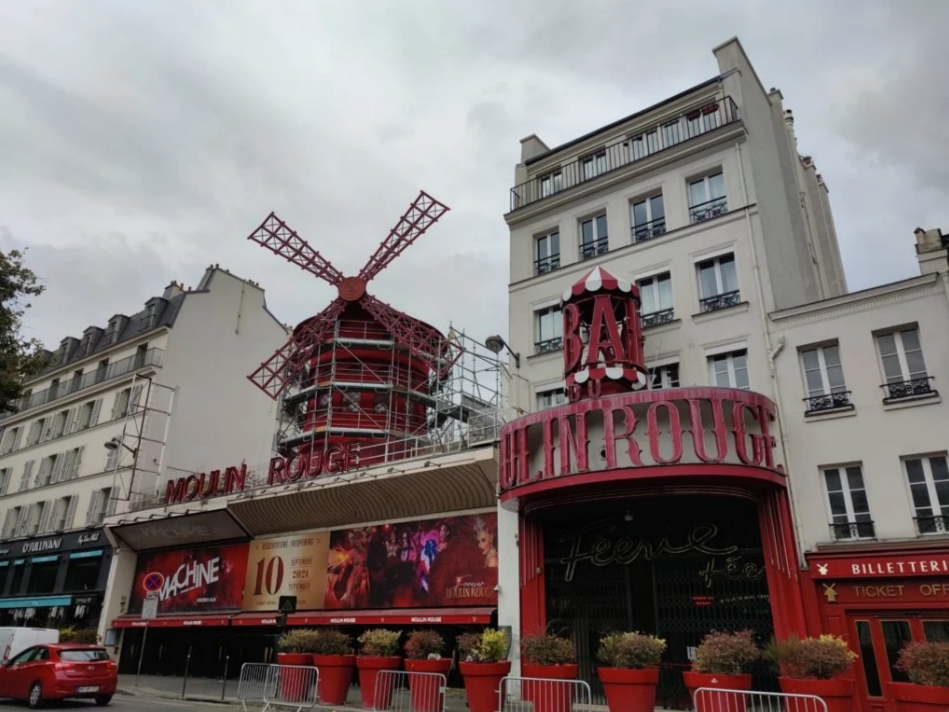 Image of the Moulin Rouge in Paris