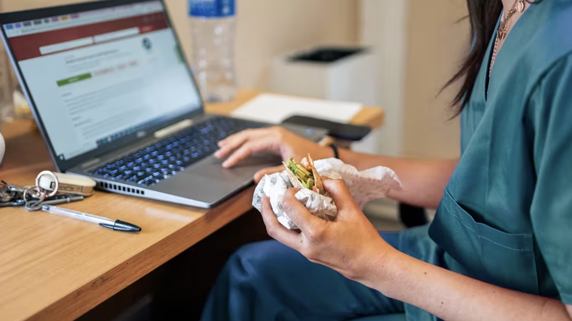 NURSE EATING BETWEEN BREAKS