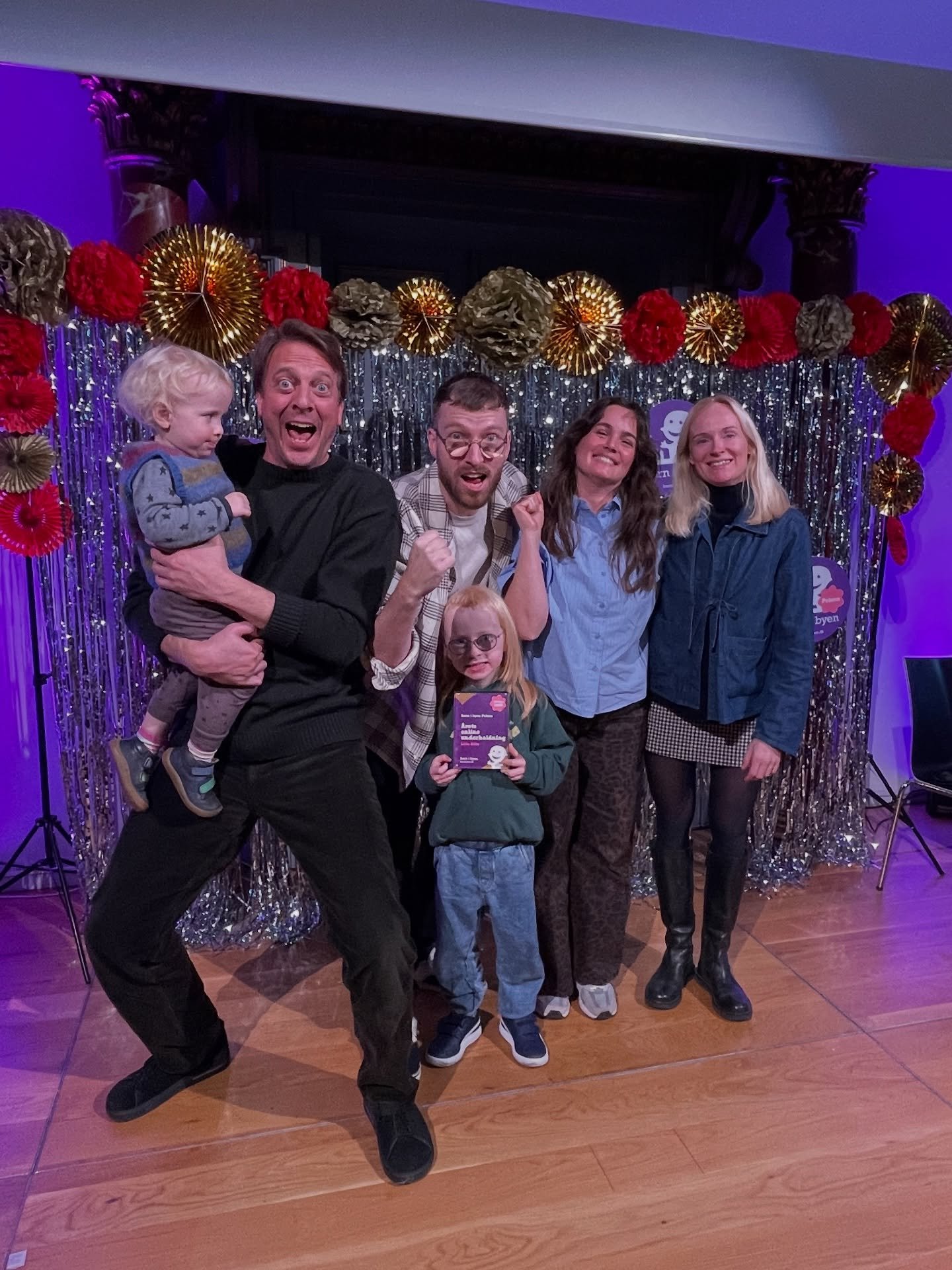 Ej helt &aelig;rligt! Vi holder ikke til det 😇
Igen i &aring;r har I stemt og stemt og stemt p&aring; os - og s&aring; har vi vundet &ldquo;&Aring;RETS ONLINE UNDERHOLDNING&rdquo; for tredje gang ⭐️🎖️

Af en eller anden grund, er det stadigv&aelig;