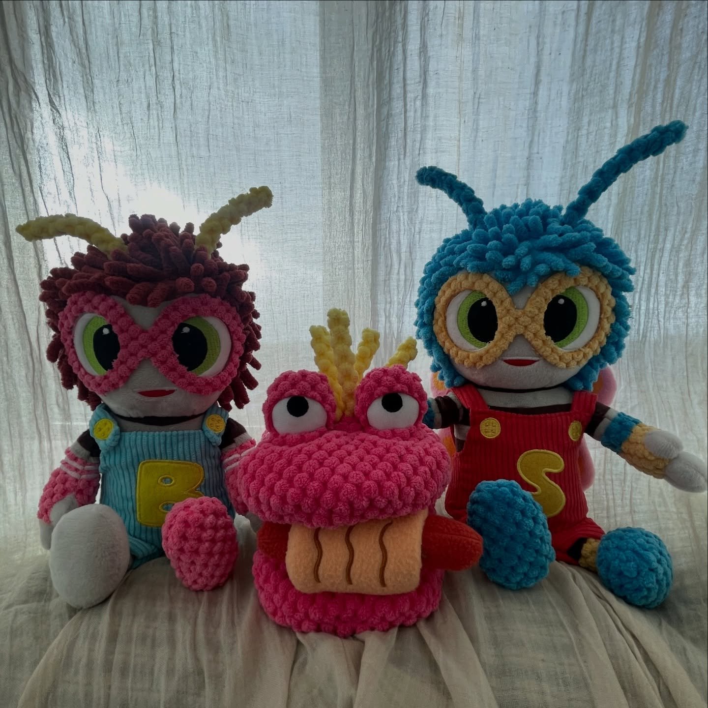 Tre gode venner endelig samlet. Sommerfugl bliver n&aelig;ste bamse til samlingen 🦋

Men hvem af vores evenDYR skal vi ellers lave? 
🦒🐀🦁🐝🦥