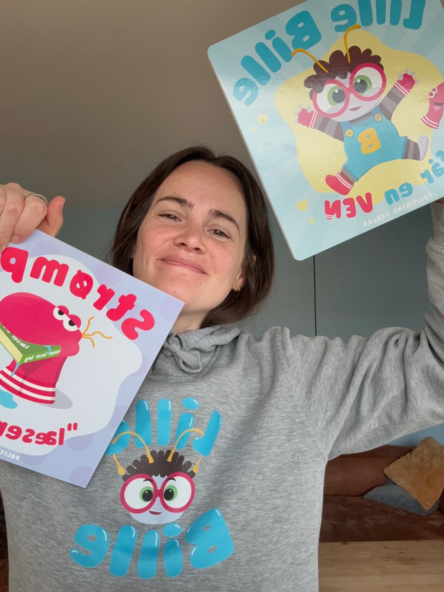 Her ser I en glad Lille Bille grafiker @krissersgrafik 🤩

Hvis I ikke vidste det, s&aring; er det Kristina der tegner ALT til Lille Bille universet og har gjort det helt fra start. B&oslash;ger, videoer, logos, albumcovers, liveshow tilbeh&oslash;r 