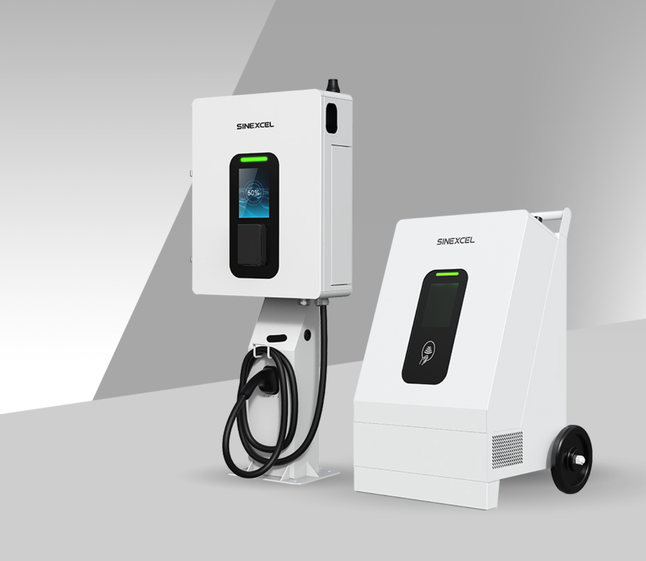 En väggmonterad laddstation för elbilar kopplad till ett eluttag och en separat portabel laddare, båda i vitt med digitala skärmar och gröna indikatorlampor.