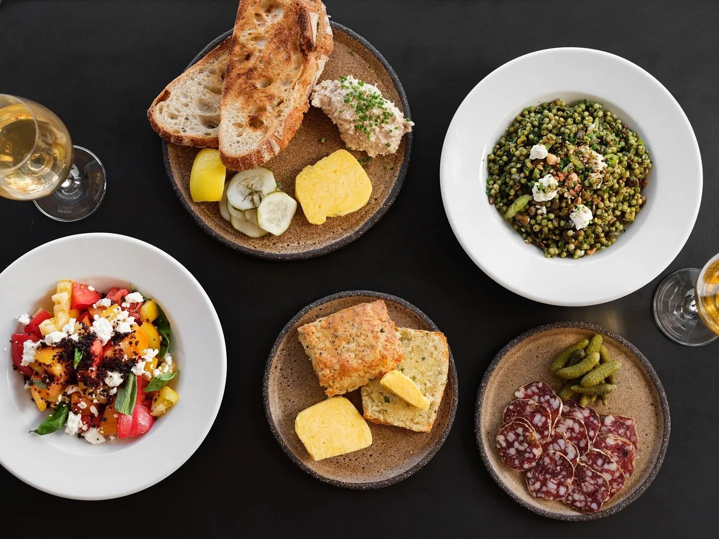 MATES &amp; PLATES

Seasonal salads using the best produce from @slighthillveg, Lovetts&rsquo; own mackerel p&acirc;t&eacute;, Montgomery&rsquo;s Cheddar &amp; chive scones using @nealsyarddairy, salami from @westcombe and wine, of course&hellip;

#l