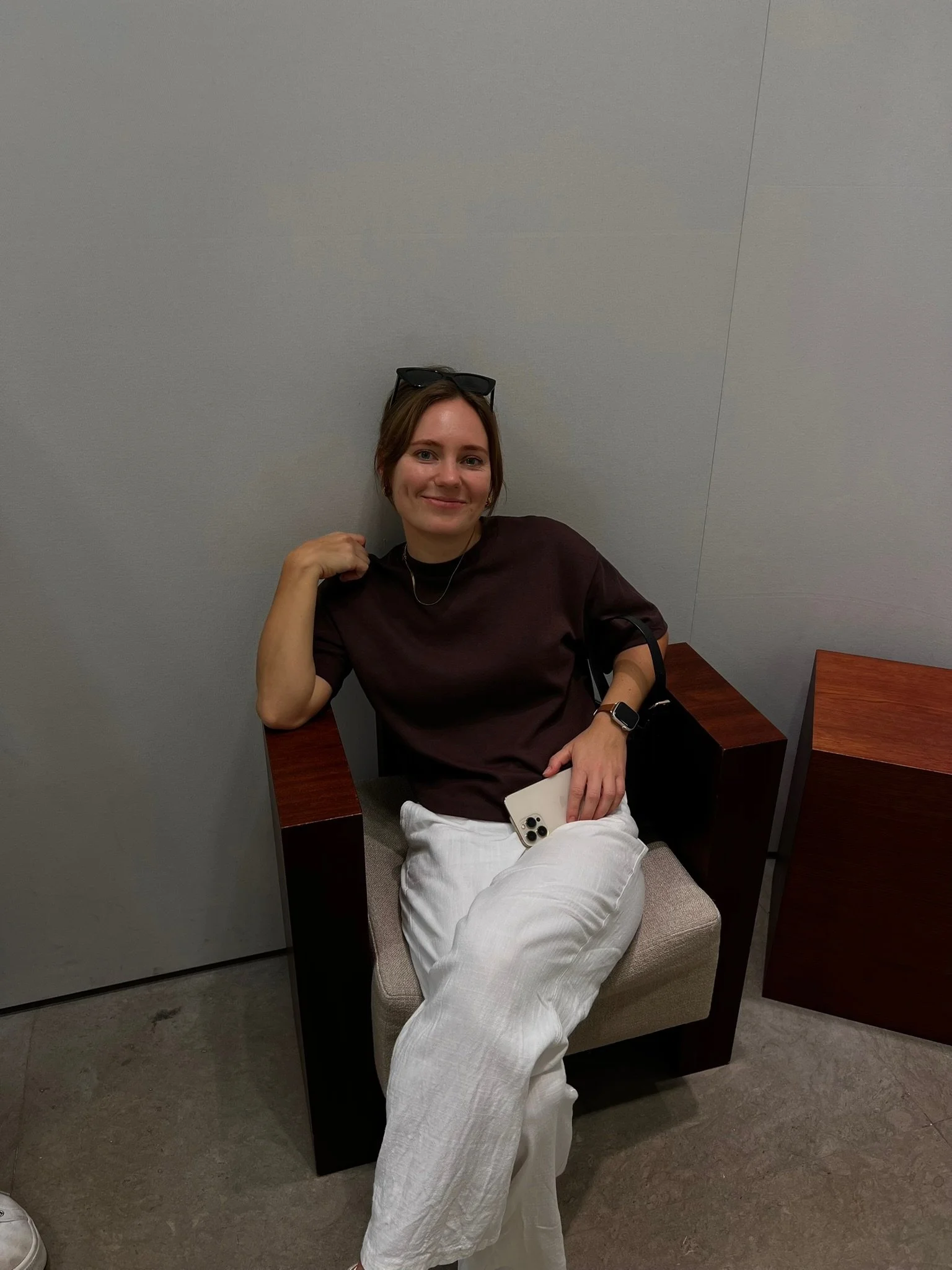 Founder Vivian sitzt auf einem Stuhl und lächelt freundlich in die Kamera.