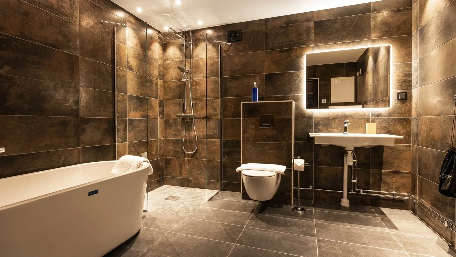 land-cabin-bathroom2-web-1.webp