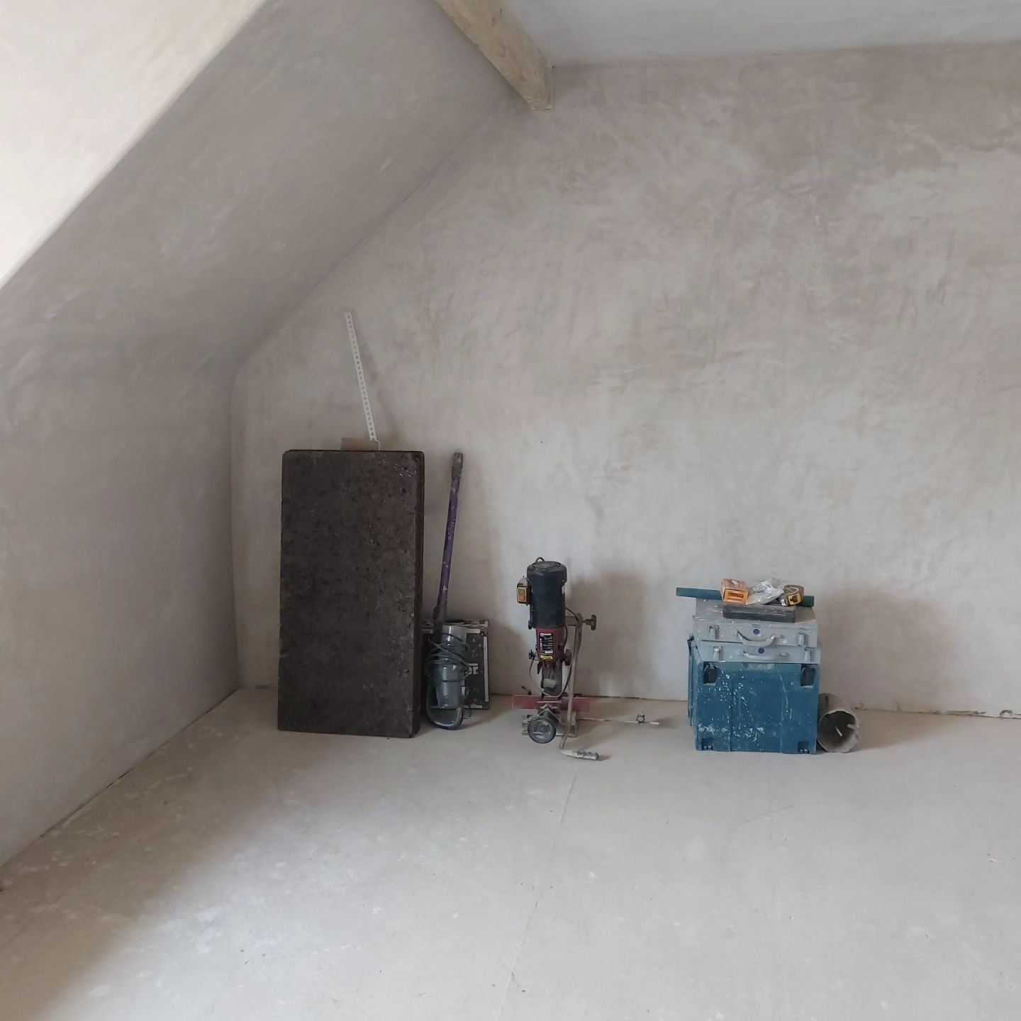 H E R I T A G E  P L A S T E R. . .

#limeplaster is perfect for old solid stone buildings:

💨 Breathability: allows proper ventilation and prevents moisture damage.

💪 Flexibility: Adapts to structural shifts, minimising cracks and damages.

👁 Na