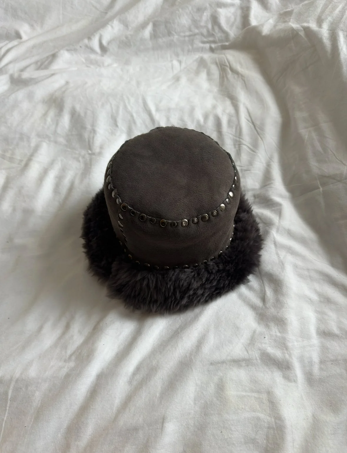 STUDDED REVERSIBLE SHEARLING BUCKET HAT