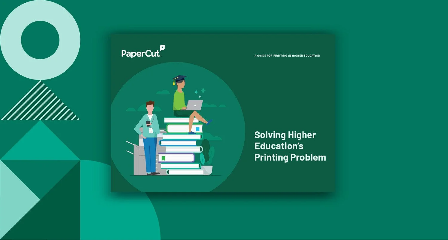 Portada de la guía PaperCut titulada 'Resolver el problema de impresión de la educación superior' con estudiantes ilustrados, uno sentado en una pila de libros con una computadora portátil y una gorra de graduación, y otro de pie con un café.