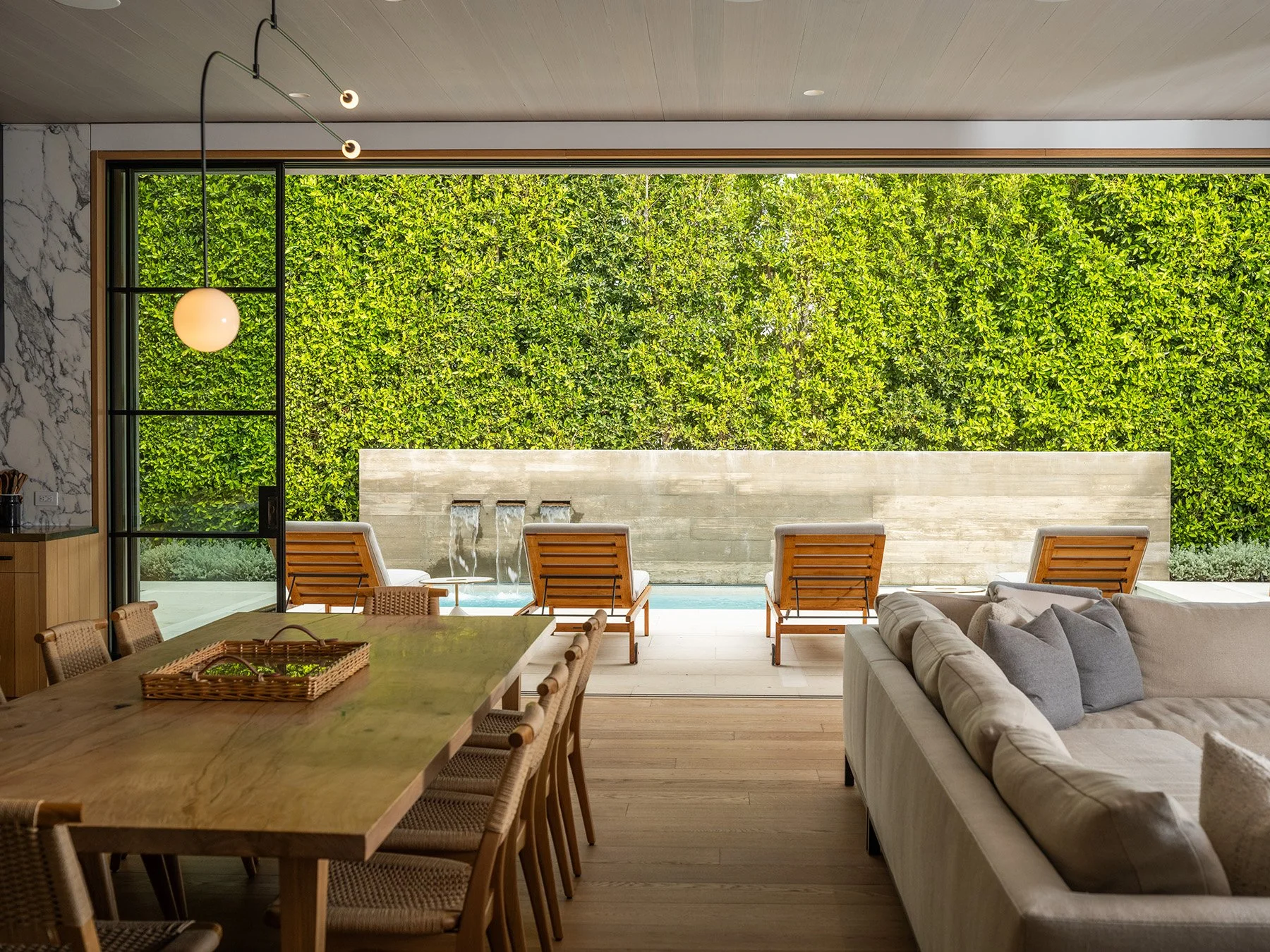 Santa Monica-Seamless connection between indoor and outdoor ...