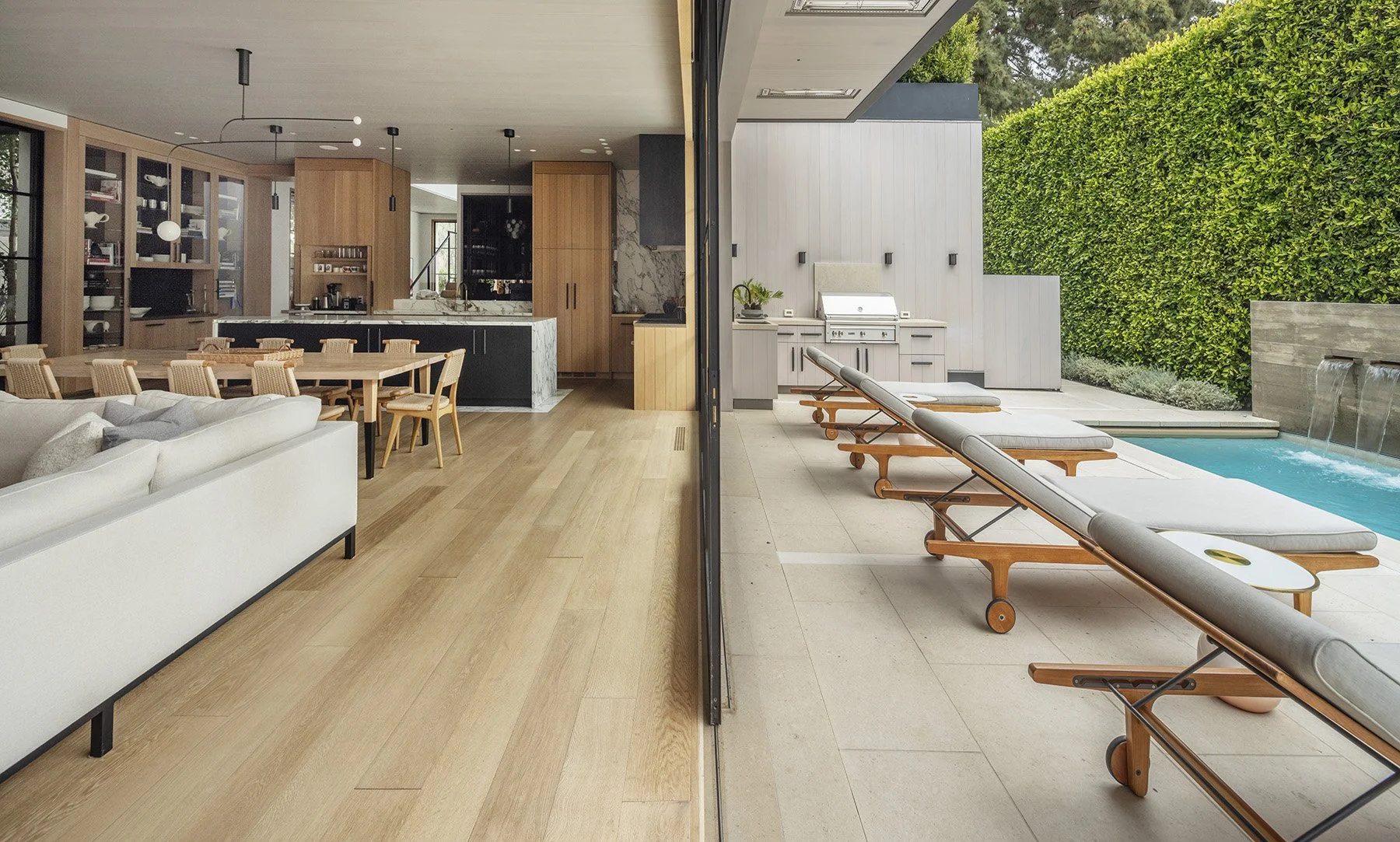Santa Monica-Seamless connection between indoor and outdoor ...