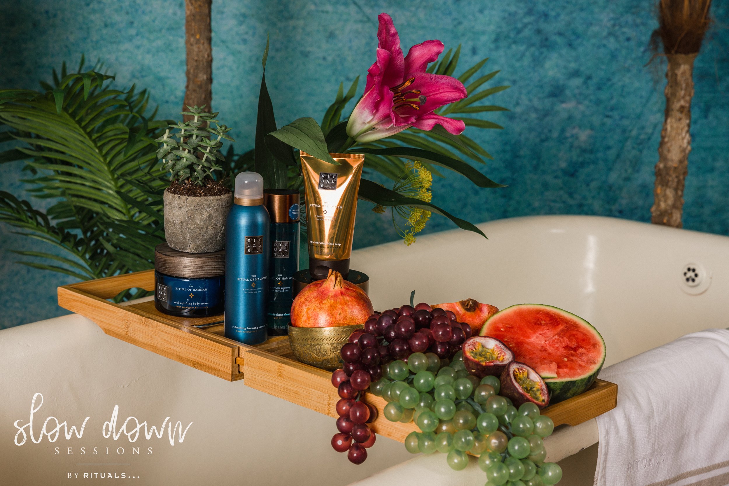 Merk activatie Photo Booth photobooth event styling decor set design set styling productie brand activation PK Studios Paardenkracht Amsterdam Nederland Art direction Set dressing Amsterdam Rituals badderen in bad gaan Product styling tropische shoo